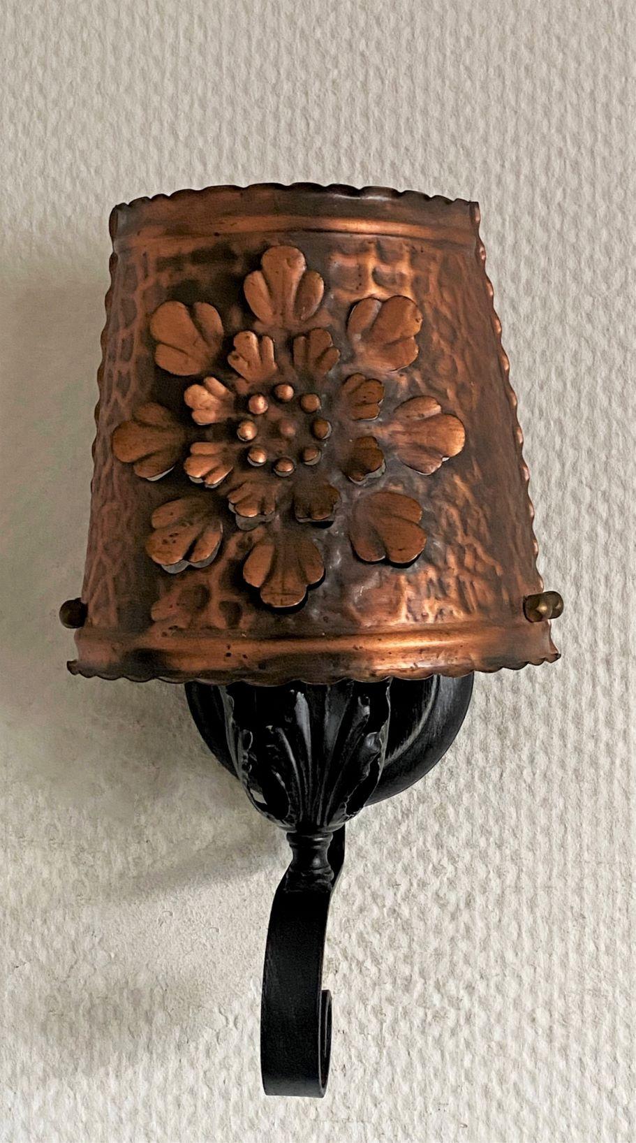 Spagnolo Tre lampade da parete in stile coloniale spagnolo in ferro battuto e rame forato, anni '40 in vendita