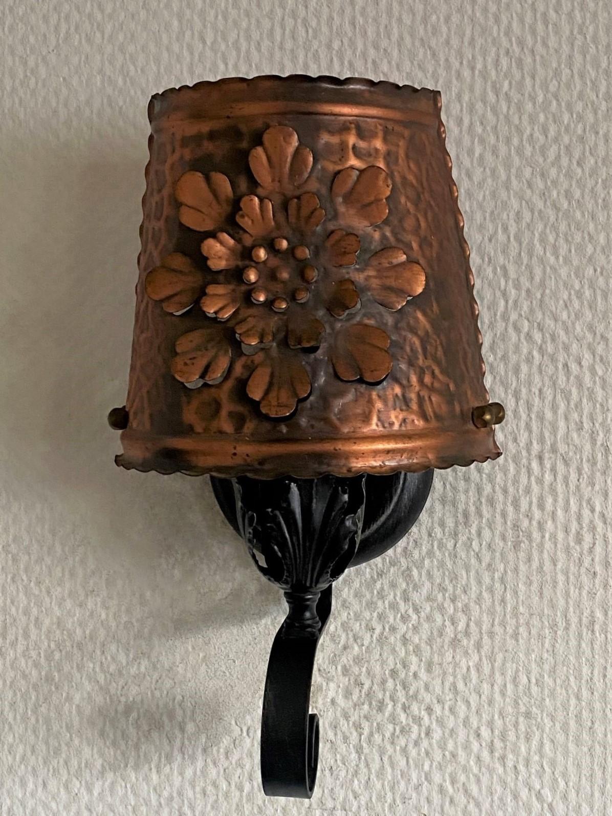 Martellato Tre lampade da parete in stile coloniale spagnolo in ferro battuto e rame forato, anni '40 in vendita
