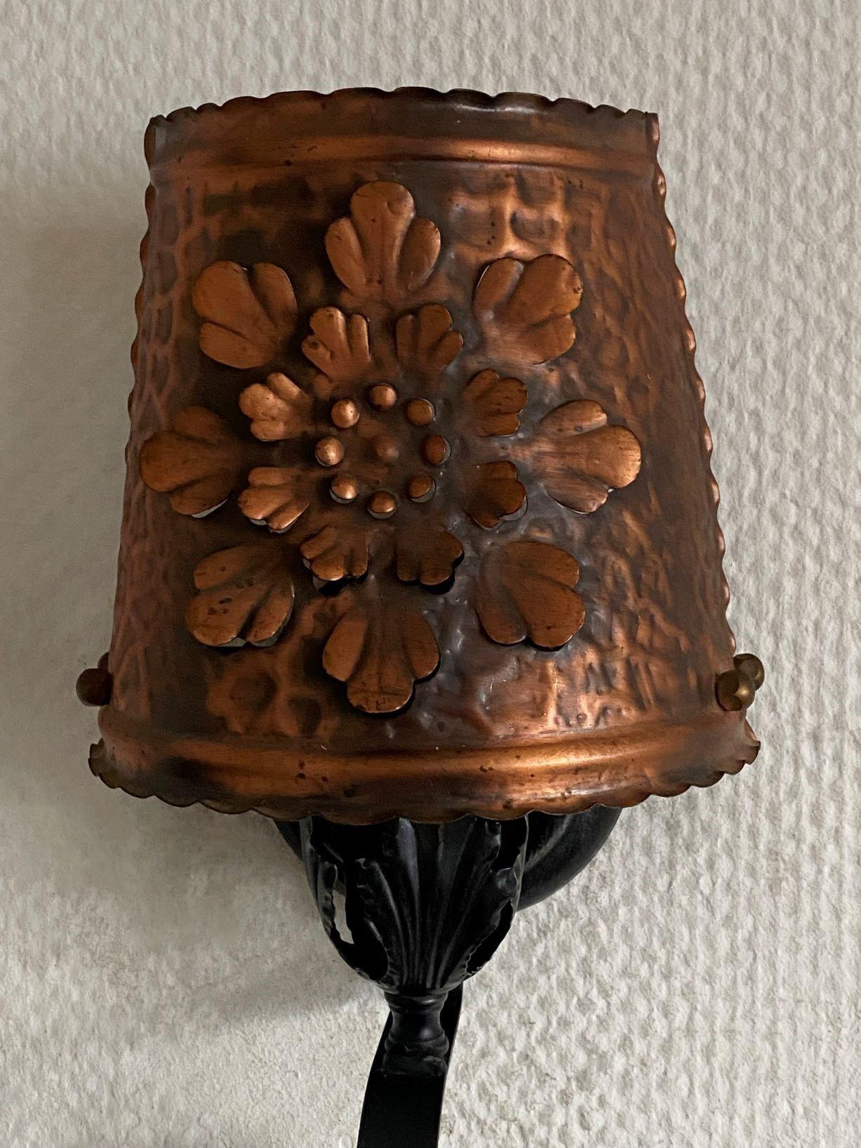 XX secolo Tre lampade da parete in stile coloniale spagnolo in ferro battuto e rame forato, anni '40 in vendita