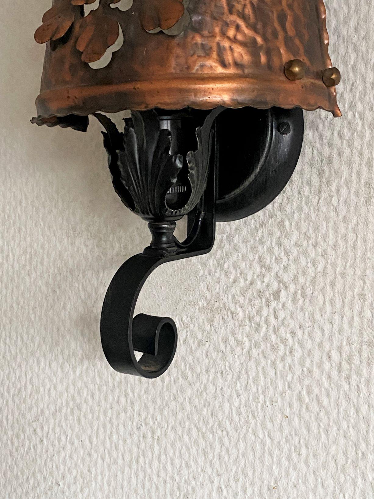 Rame Tre lampade da parete in stile coloniale spagnolo in ferro battuto e rame forato, anni '40 in vendita