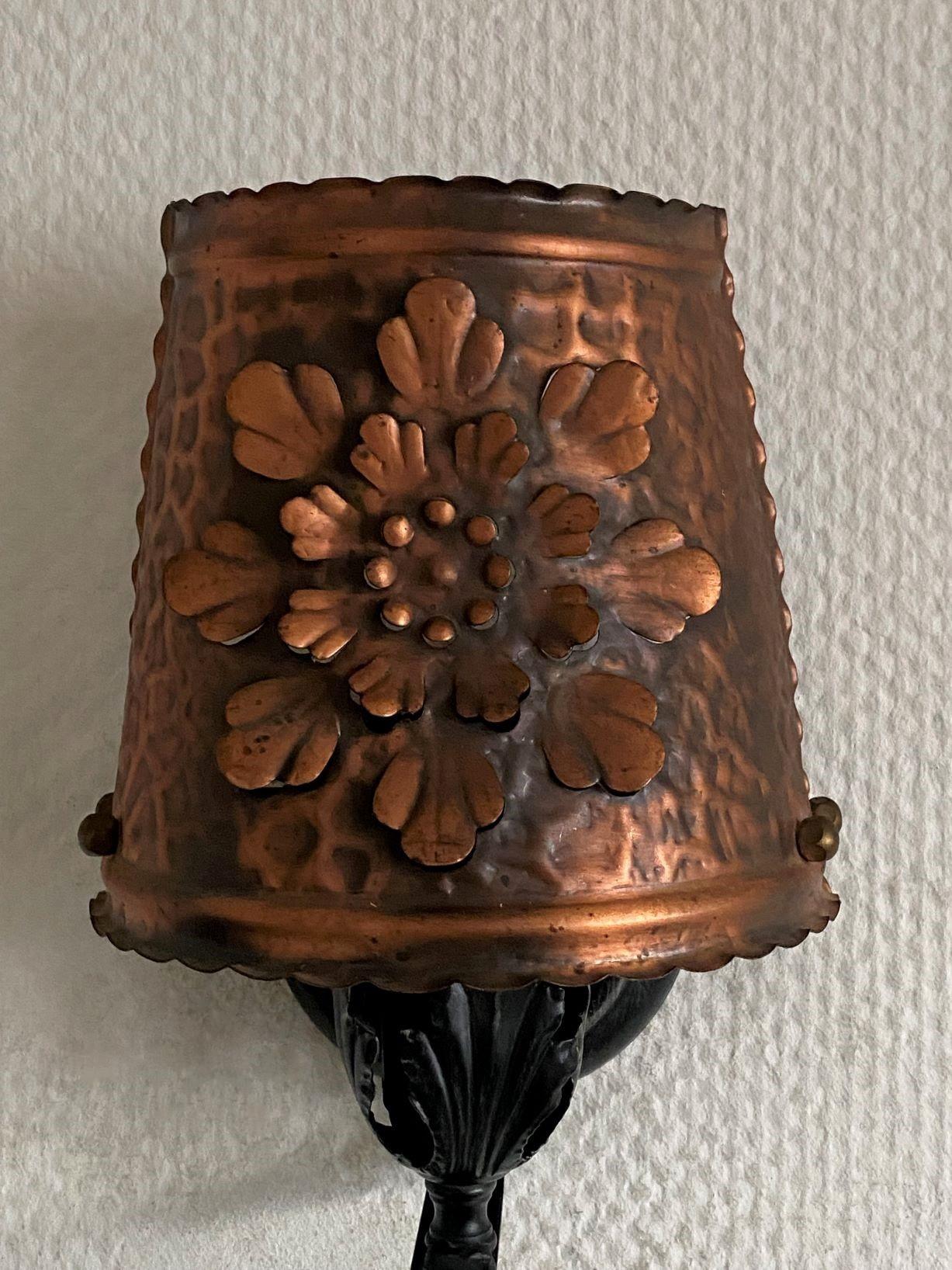 Tre lampade da parete in stile coloniale spagnolo in ferro battuto e rame forato, anni '40 in vendita 1