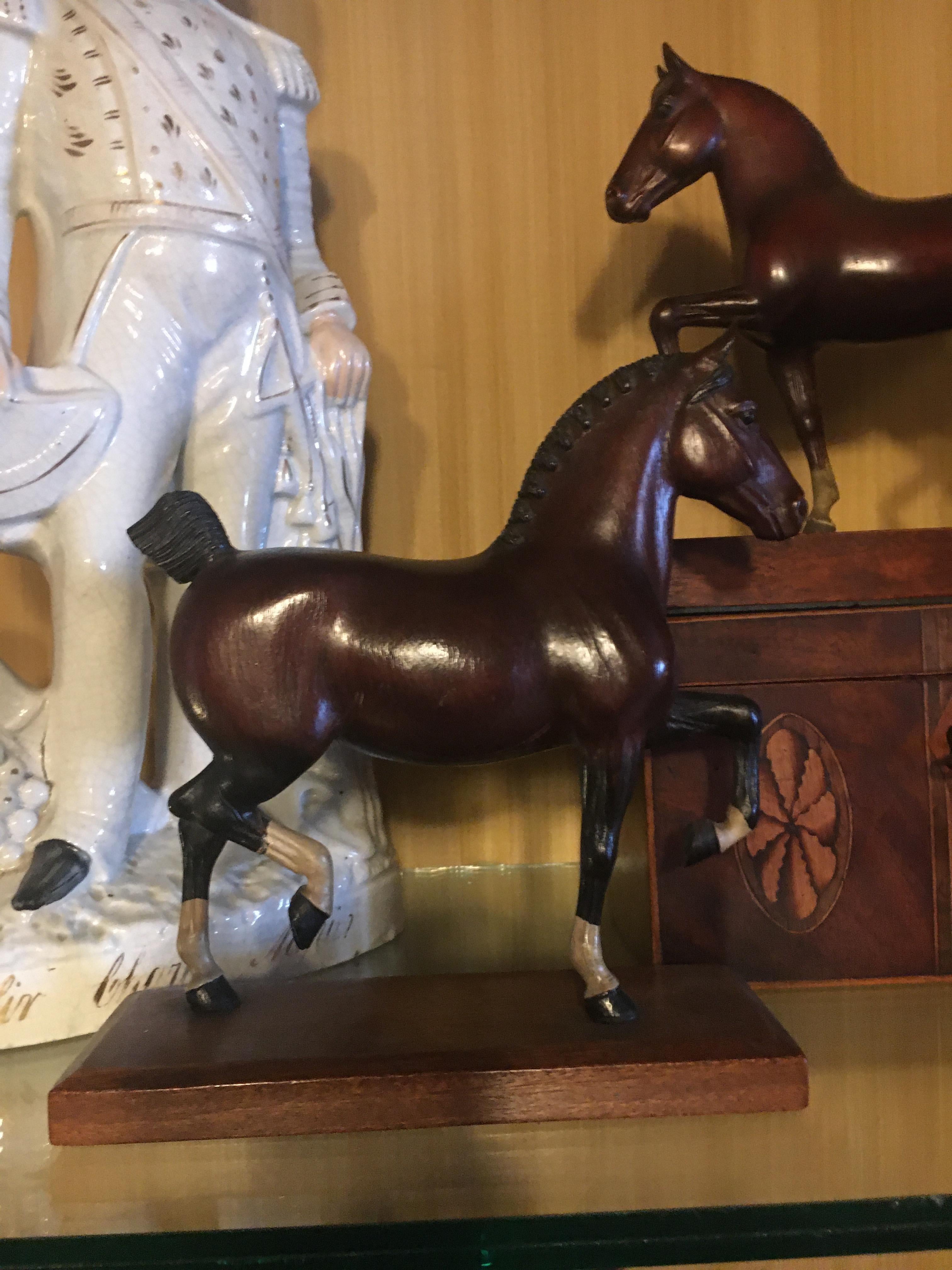 Hier sind drei brillante, geschnitzte Pferdeskulpturen aus Mahagoni, die ein unheimliches Talent zeigen, den Geist der Tiere einzufangen. Mit seltener Sorgfalt und Sachkenntnis geschnitzt. Zwei Modelle signiert, betitelt und datiert. Alle drei
