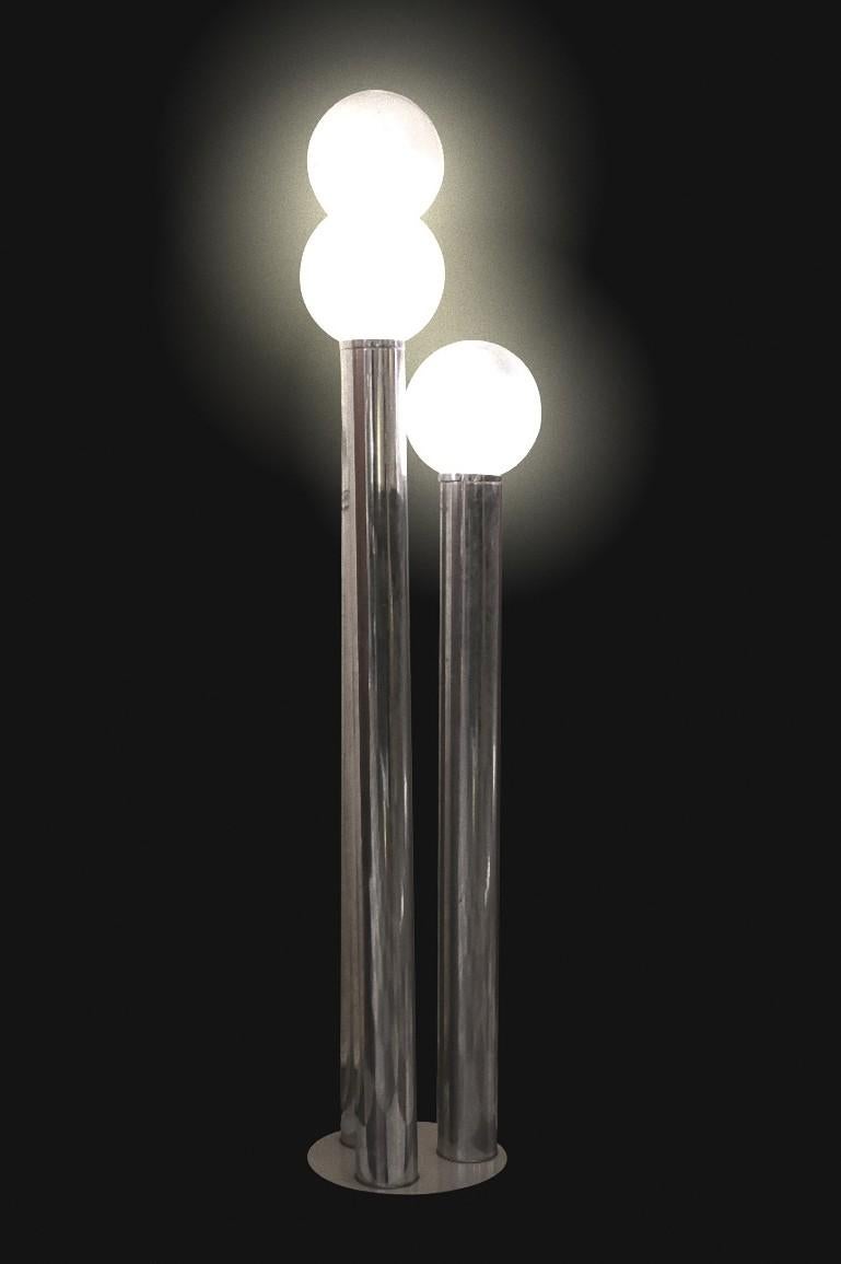 Three Spheres floor lamp is an elegant floor lamp realized in the 1970s

Made in Italy.

Very beautiful decorative lamp realized in steel and glass. 

Dimension of the Sphere: Ø 27 cm. 

Very good conditions.