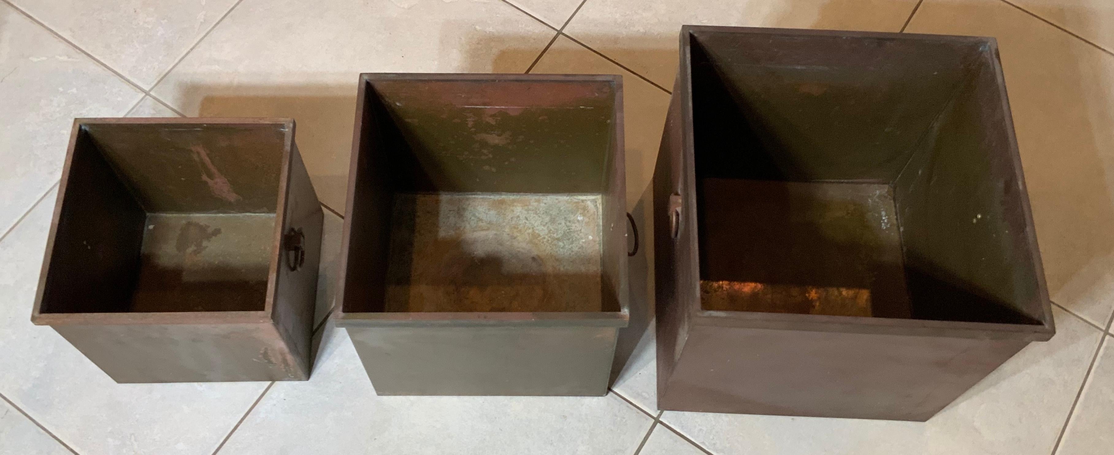 Set of three decorative planters made of solid brass with two round handle on each. Great for indoor planting, or outside in the garden, will not rust under the elements.
Sizes:
1 10” x 10” x 10”
2 12” x 12” x 12”
3 14” x 14” x 14”.