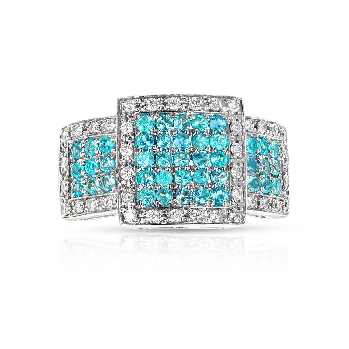 Bague cocktail à trois carrés en or blanc 18 carats, ornée de paraïba du Brésil et de diamants. La tourmaline Paraiba du Brésil pèse 0,61 cts, les diamants pèsent 0,30 cts. Le poids total de la bague est de 9,88 grammes. La taille de la bague est de