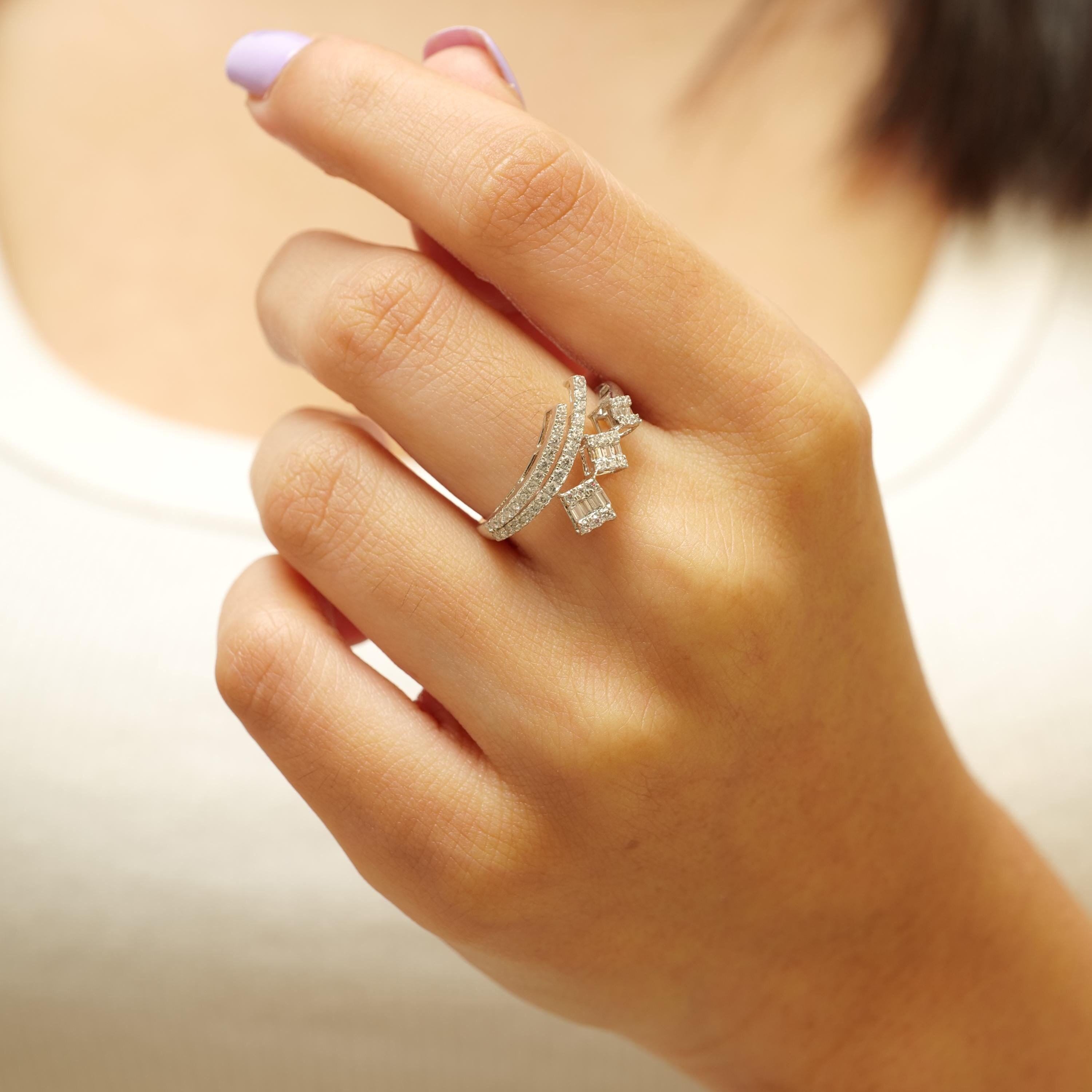 Art Déco Anello geometrico con tre diamanti naturali quadrati in oro massiccio 14K (certificato) in vendita