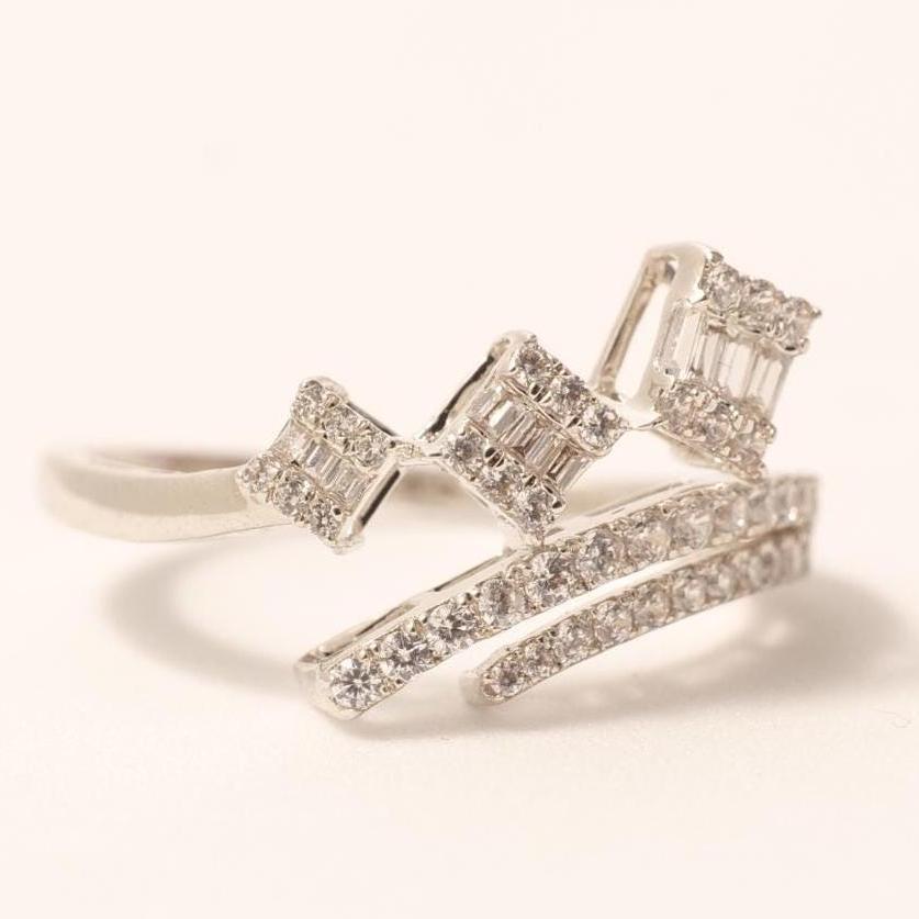 Anello geometrico con tre diamanti naturali quadrati in oro massiccio 14K (certificato) In condizioni Nuovo in vendita a New Delhi, DL