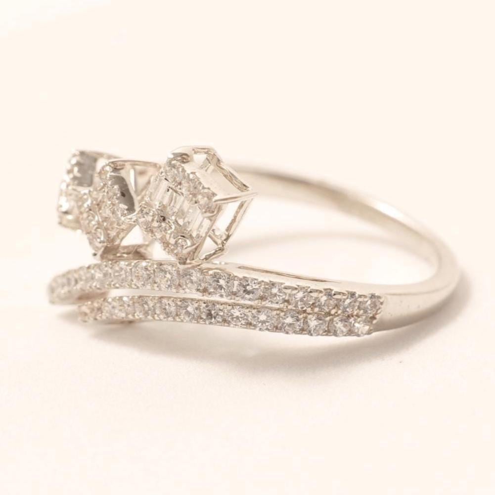 Donna Anello geometrico con tre diamanti naturali quadrati in oro massiccio 14K (certificato) in vendita