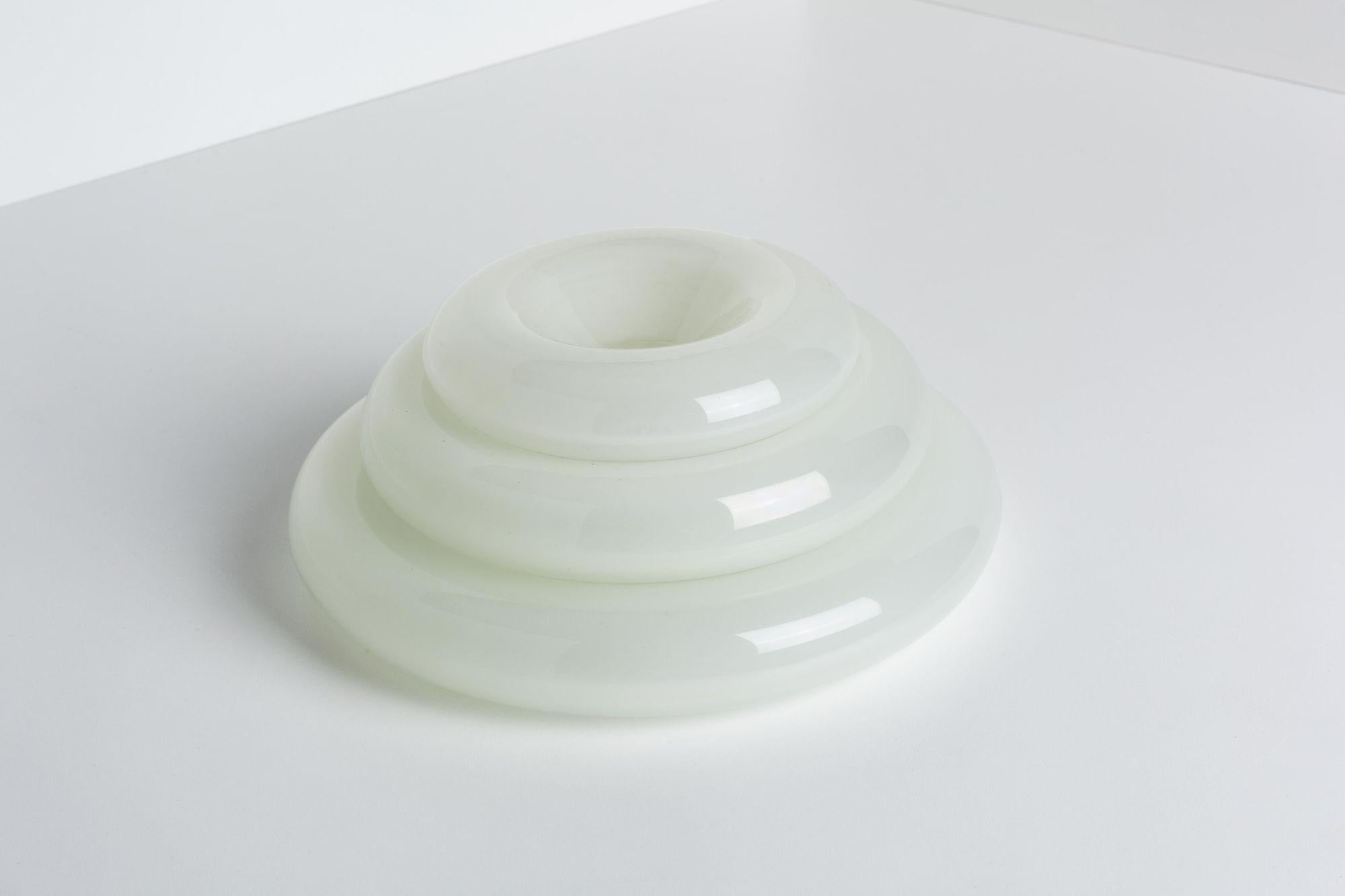 Trois bols de Murano empilables d'Eleanora Peduzzi pour Vistosi ; une artiste et designer italienne acclamée connue pour ses collaborations emblématiques, dont celle-ci pour Vistosi (1960) et le centre de table Spyros pour Artemide (1960), le