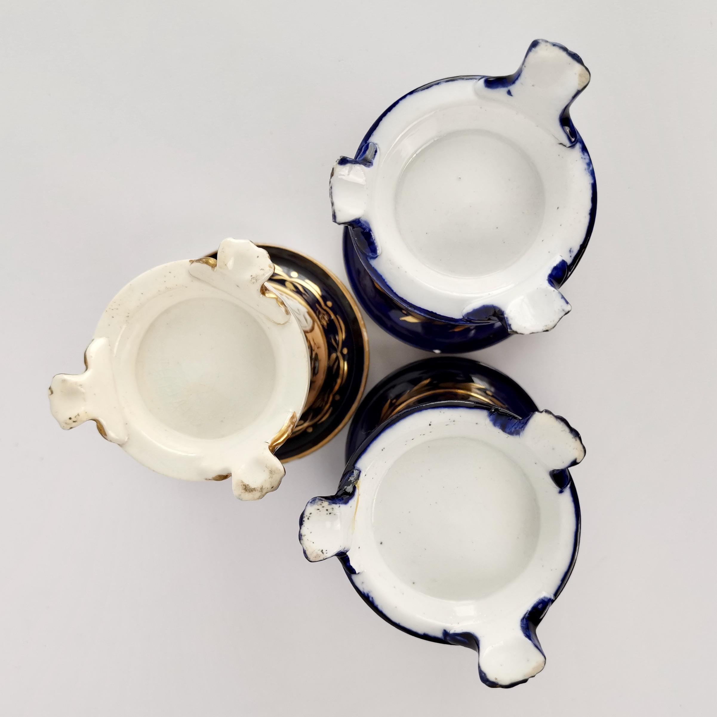 Trois vases de déversement en porcelaine du Staffordshire bleu cobalt à fleurs, Régence, vers 1820 en vente 7