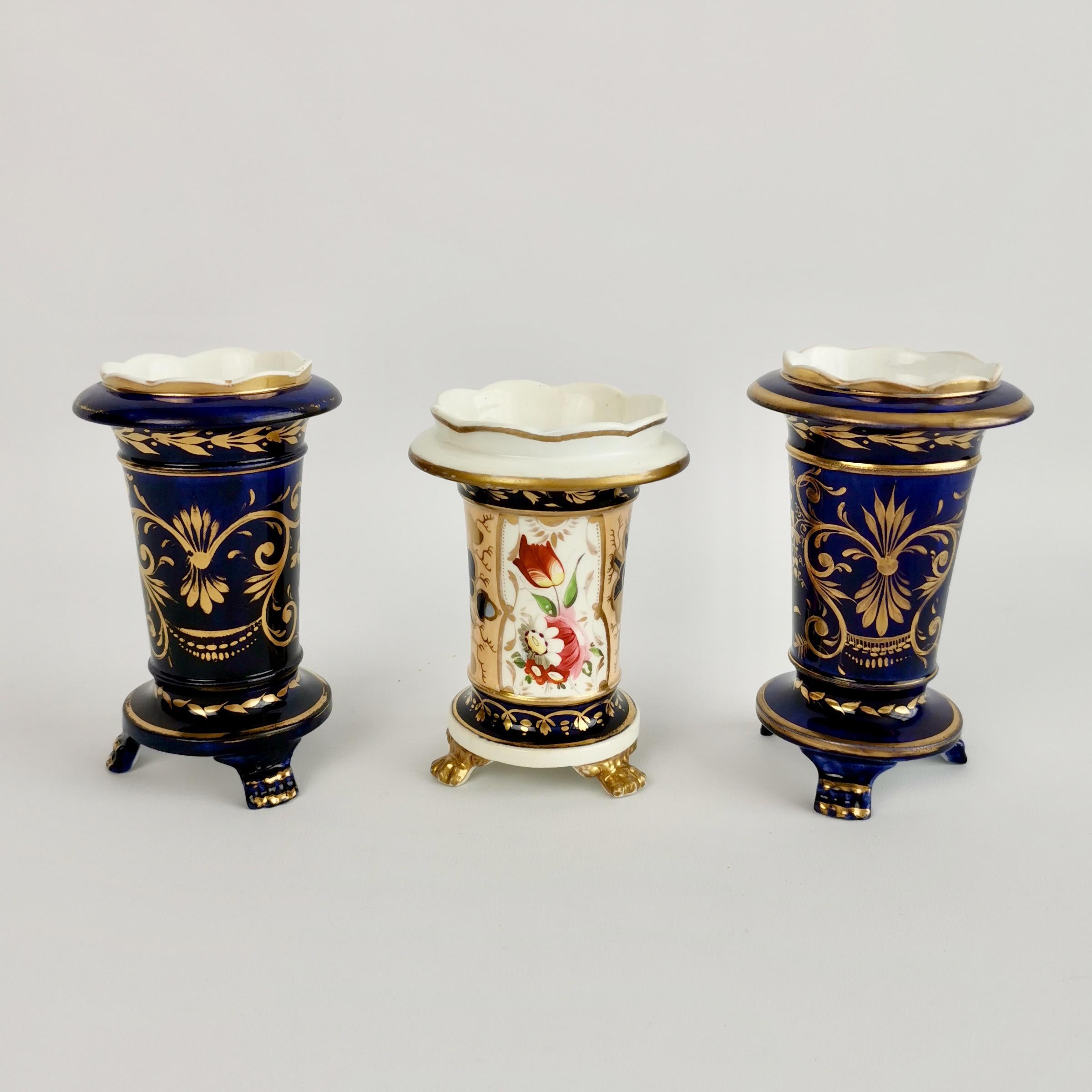 Anglais Trois vases de déversement en porcelaine du Staffordshire bleu cobalt à fleurs, Régence, vers 1820 en vente