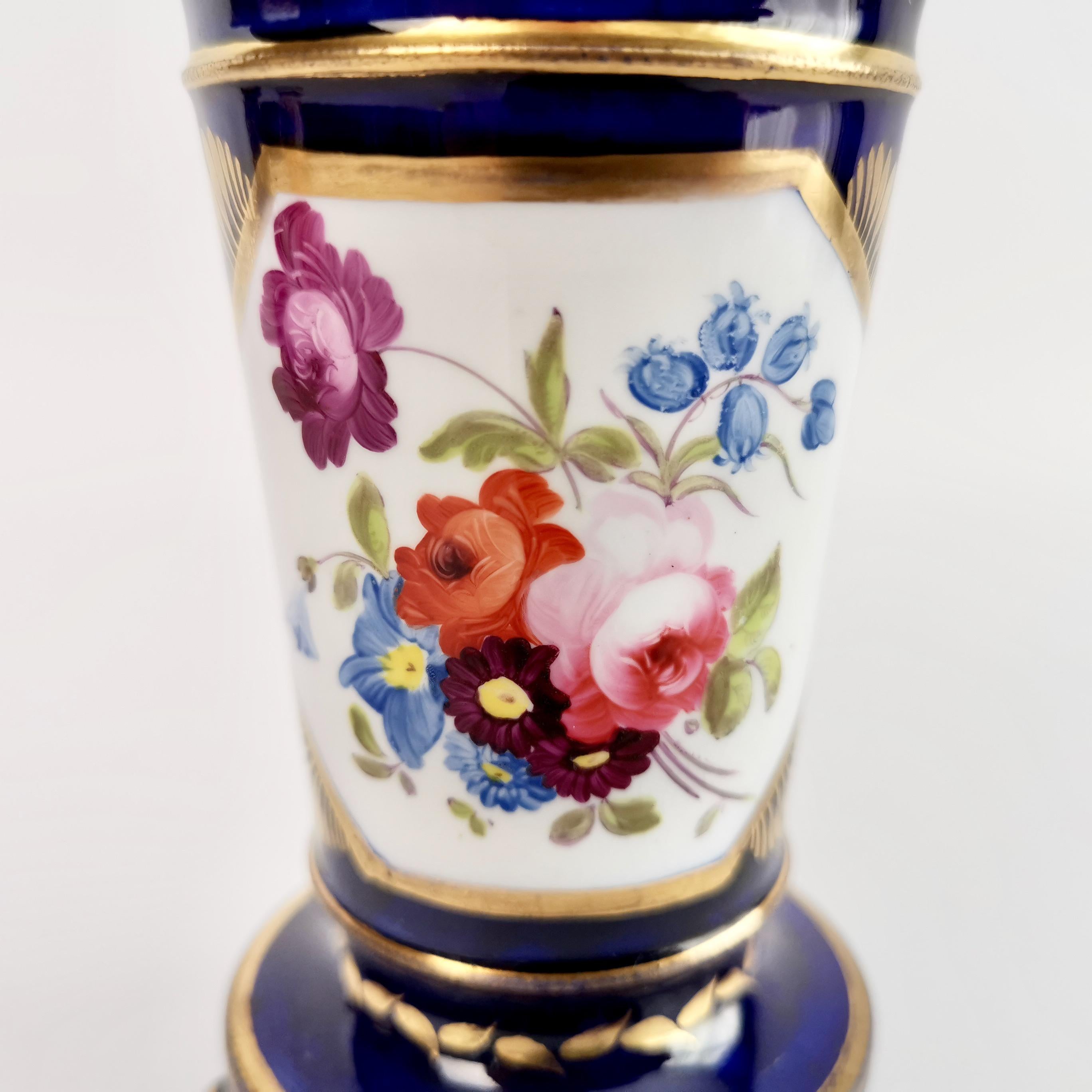 Peint à la main Trois vases de déversement en porcelaine du Staffordshire bleu cobalt à fleurs, Régence, vers 1820 en vente