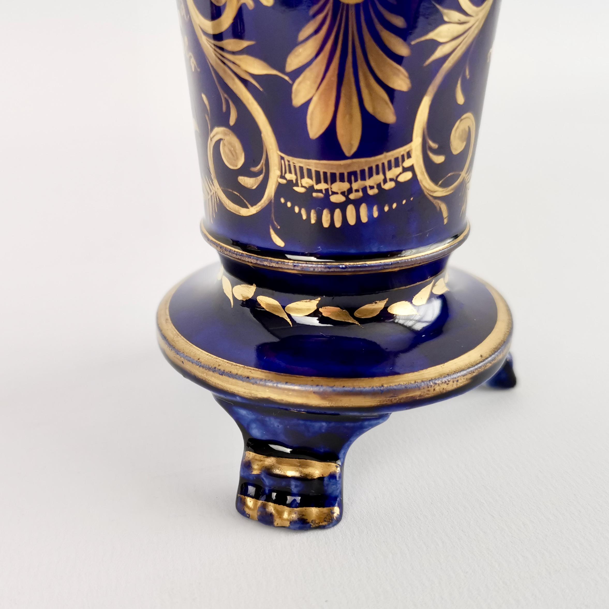 Début du XIXe siècle Trois vases de déversement en porcelaine du Staffordshire bleu cobalt à fleurs, Régence, vers 1820 en vente