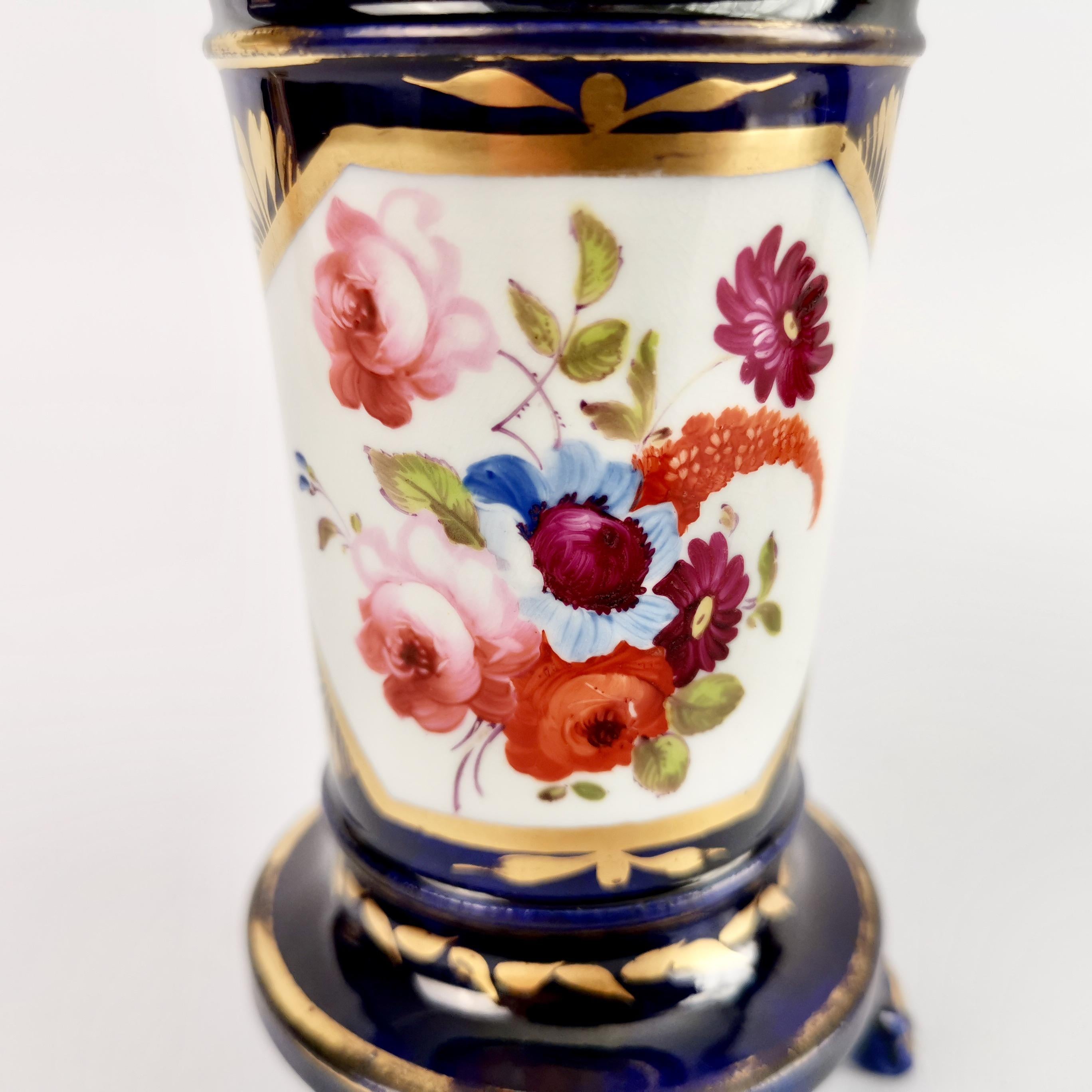 Porcelaine Trois vases de déversement en porcelaine du Staffordshire bleu cobalt à fleurs, Régence, vers 1820 en vente