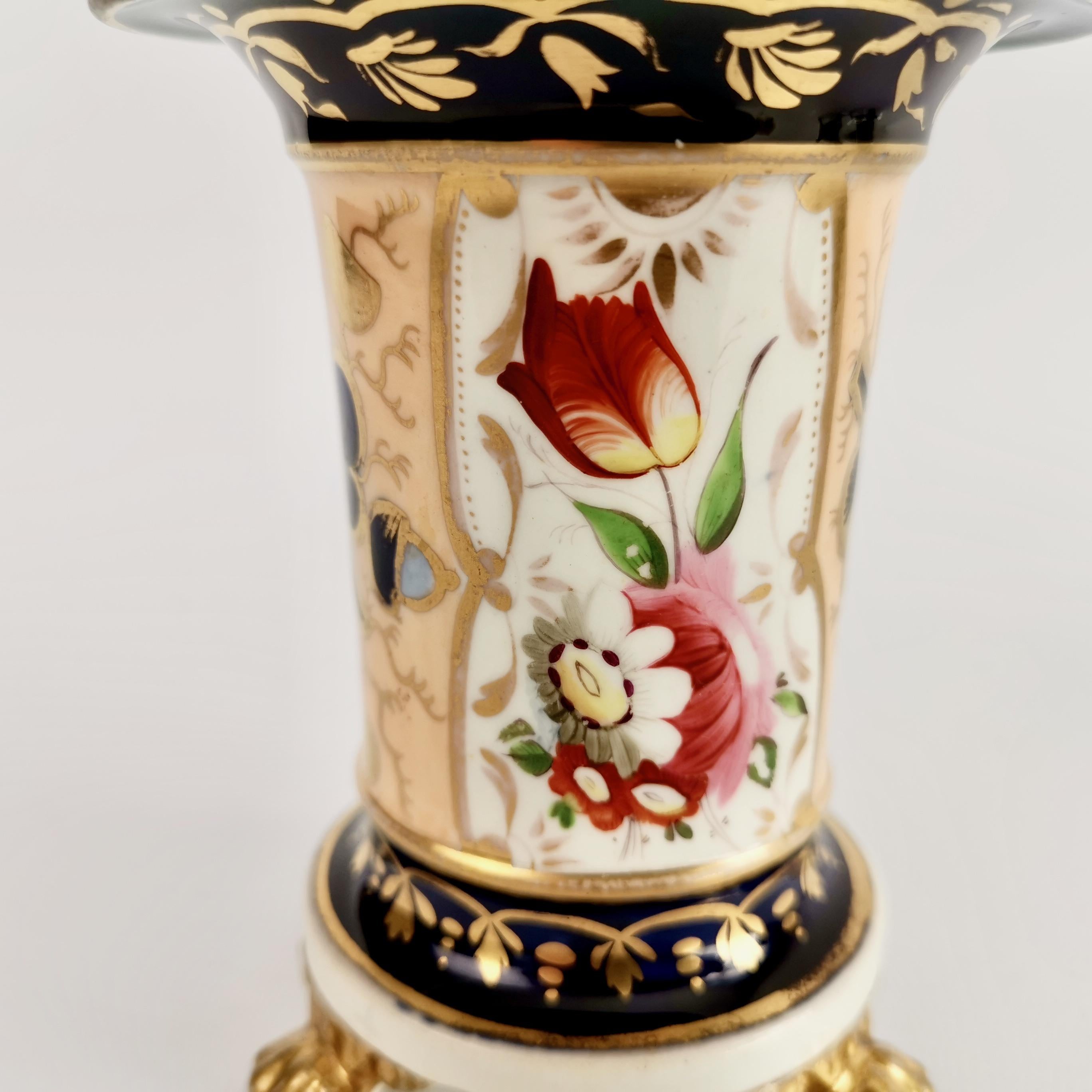 Trois vases de déversement en porcelaine du Staffordshire bleu cobalt à fleurs, Régence, vers 1820 2