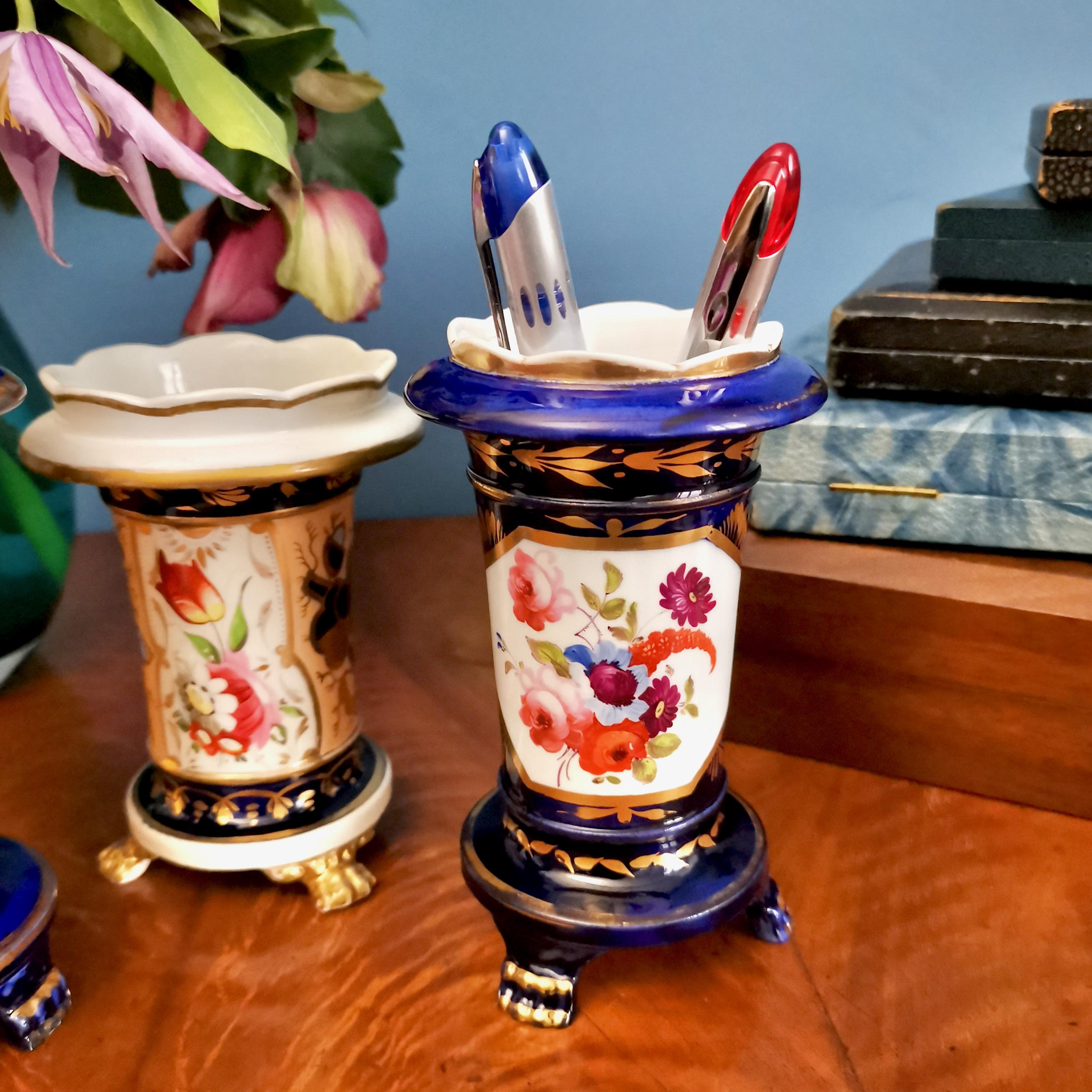 Regency Trois vases de déversement en porcelaine du Staffordshire bleu cobalt à fleurs, Régence, vers 1820 en vente