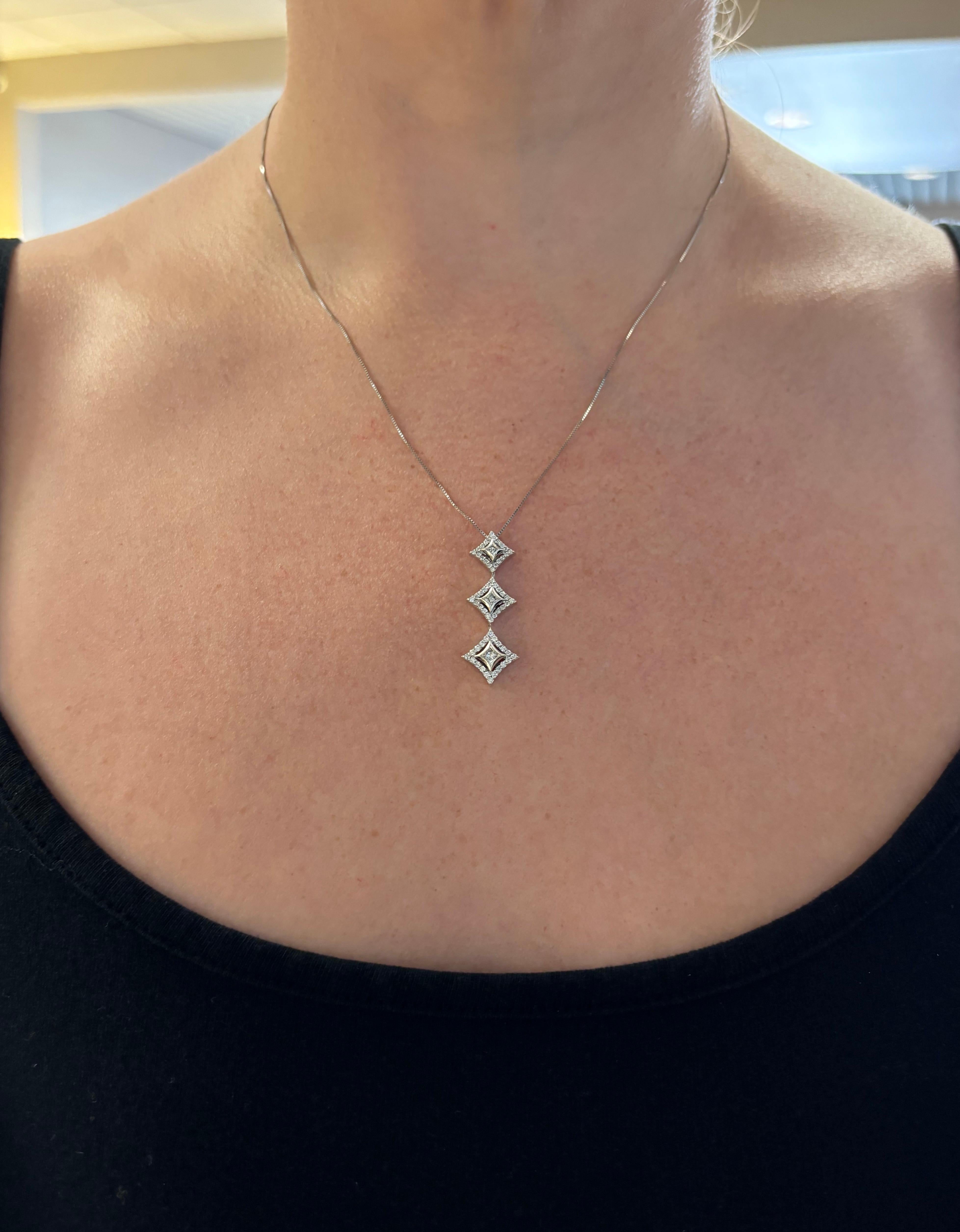 Collana con ciondolo a goccia con tre stelle di diamanti in oro giallo 14k. 
 
Pietra preziosa: Diamante estratto dalla terra
Peso totale dei diamanti: .45CTW
Taglio del diamante: Taglio principessa e Brilliante rotondo
Colore: medio F-G
Chiarezza: