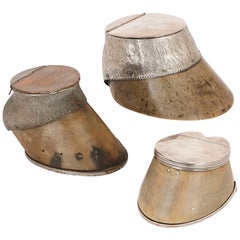 Tre calamai commemorativi in argento massiccio a forma di zoccolo di cavallo