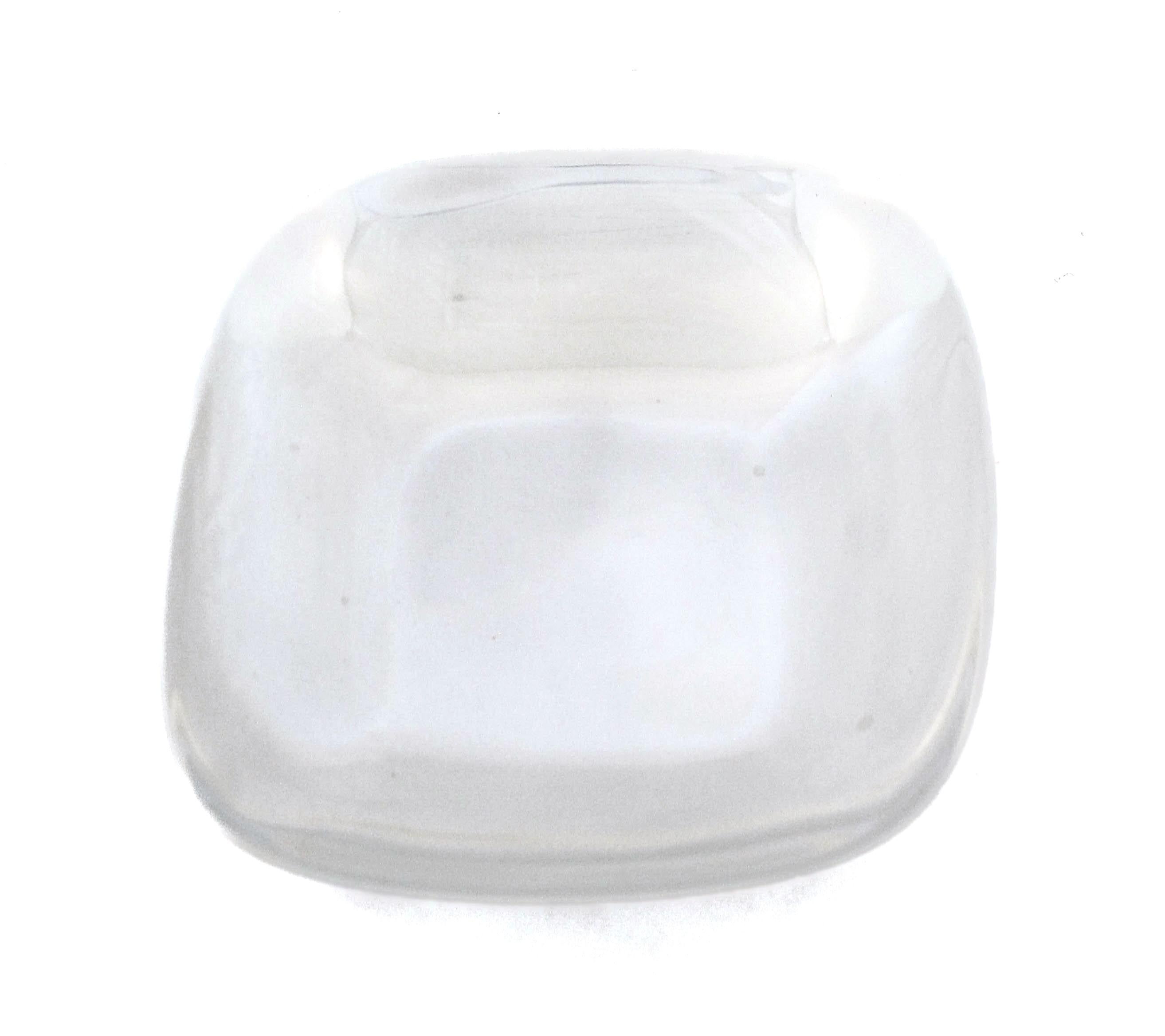 In offerta c'è un set di tre piatti per noci in argento sterling della famosa Tiffany and Company.  Progettate e prodotte negli anni '50, hanno la quintessenza dello stile moderno del Mid-Century: eleganti e prive di qualità decorative.  I design