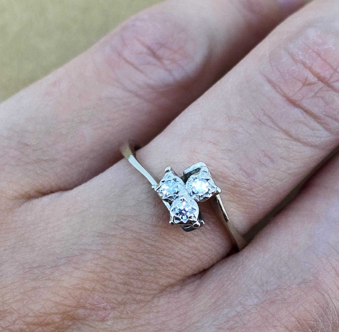 Three-Stone 0.30ct Rose Cut Diamond Handmade Retro Flower Ring in 18K White Gold In Excellent Condition For Sale In MELBOURNE, AU