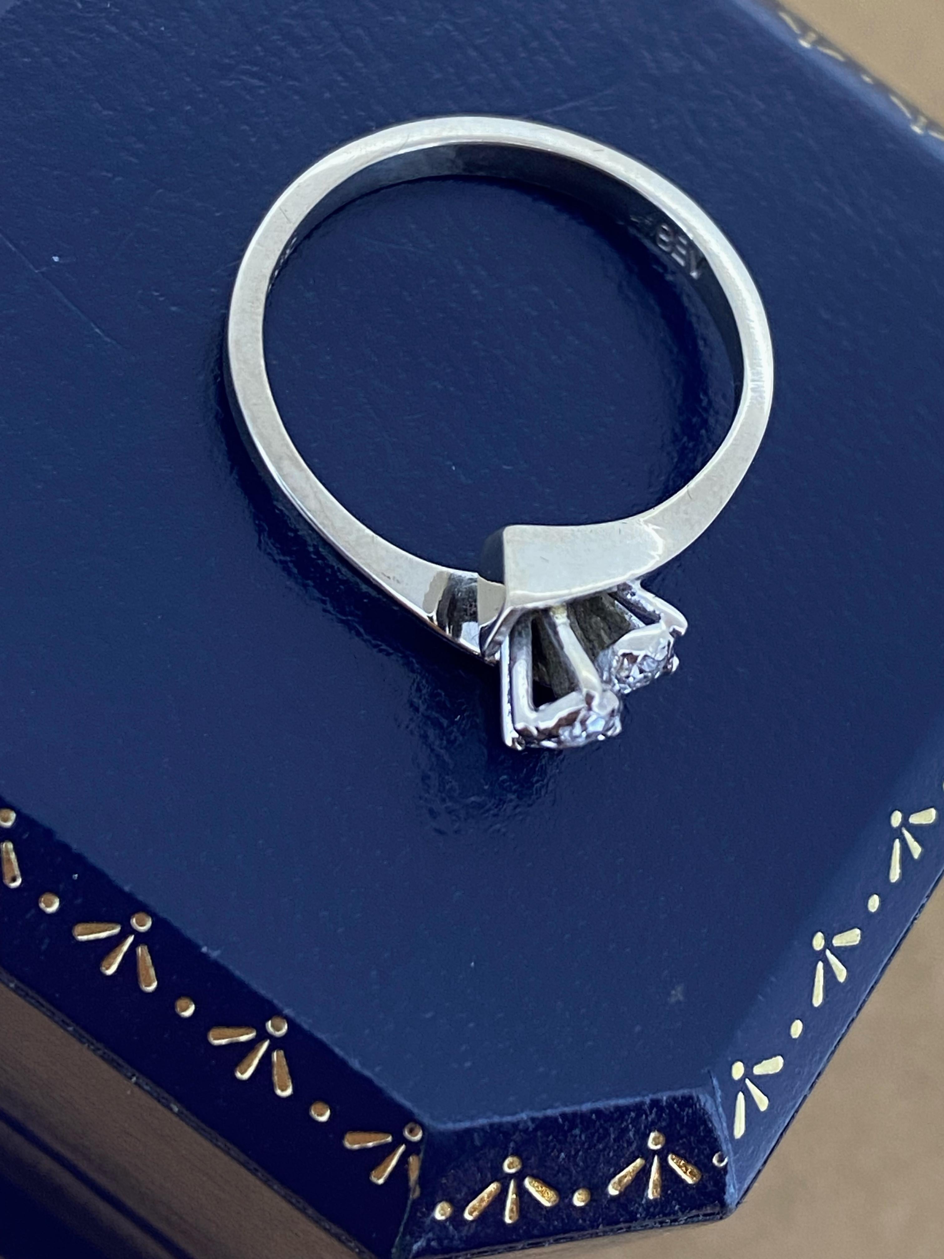 Three-Stone 0.30ct Rose Cut Diamond Handmade Retro Flower Ring in 18K White Gold For Sale 3