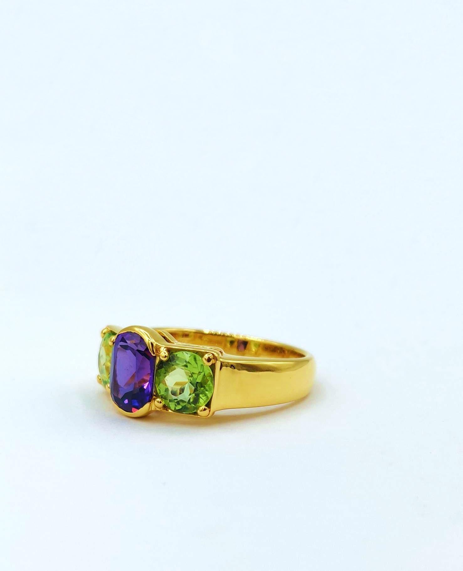 Three-Stone Ring in the Colours of Vanda Orchid, Oval Purplish Amethyst between Round Peridot 18K Yellow Gold Ring

Gold: 18K Yellow Gold, 6.26 g
Amethyst: Oval, 1.45 ct
Peridot: Round, 1.77 ct

Ring size: 56