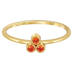 Anello con tre pietre in oro 14k