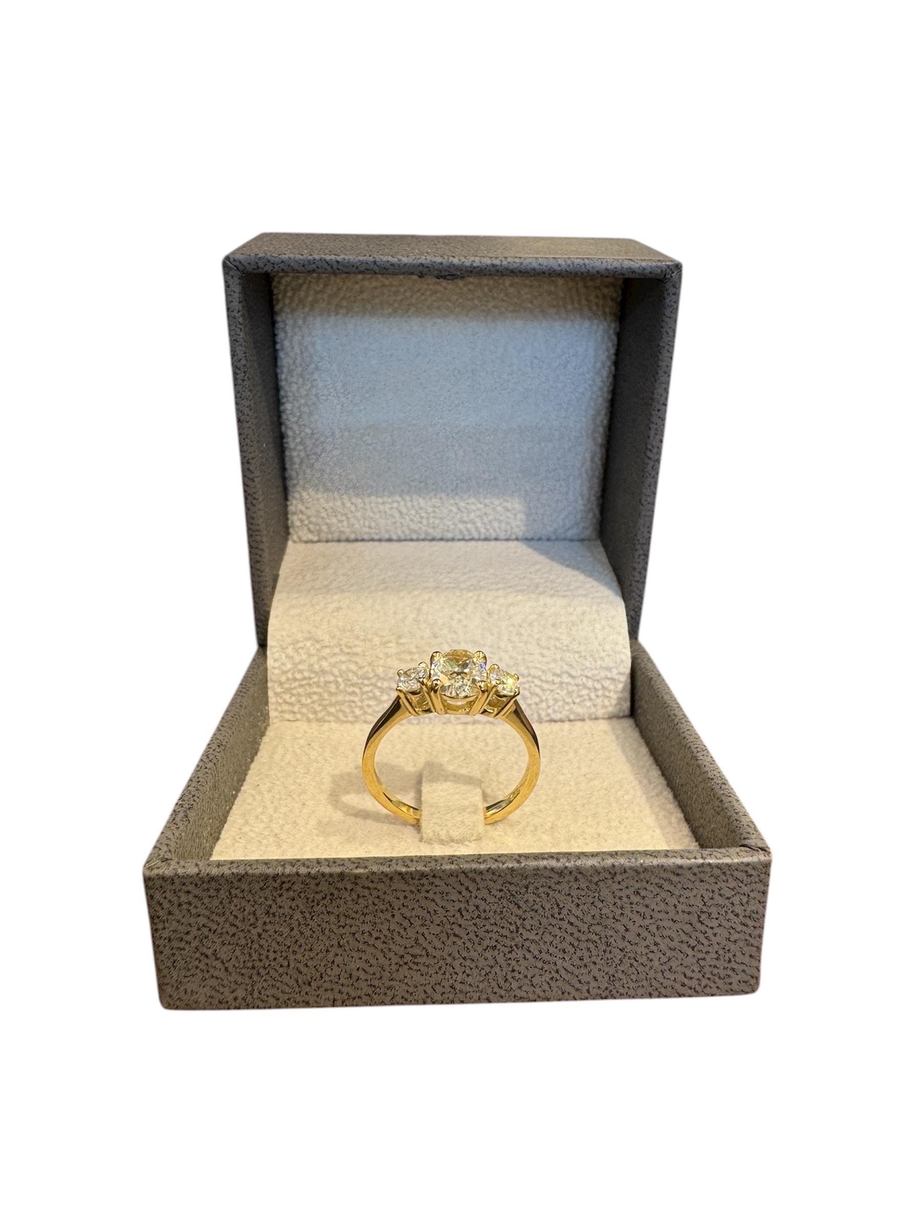 Taille brillant Bague à trois pierres en or jaune 14 carats, diamants ovales et ronds brillants de 1,61 carat en vente