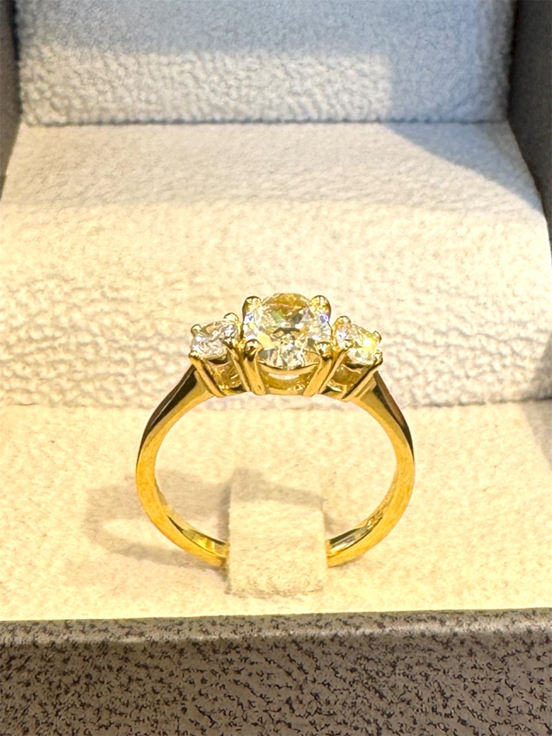Bague à trois pierres en or jaune 14 carats, diamants ovales et ronds brillants de 1,61 carat Neuf - En vente à Tel Aviv, IL