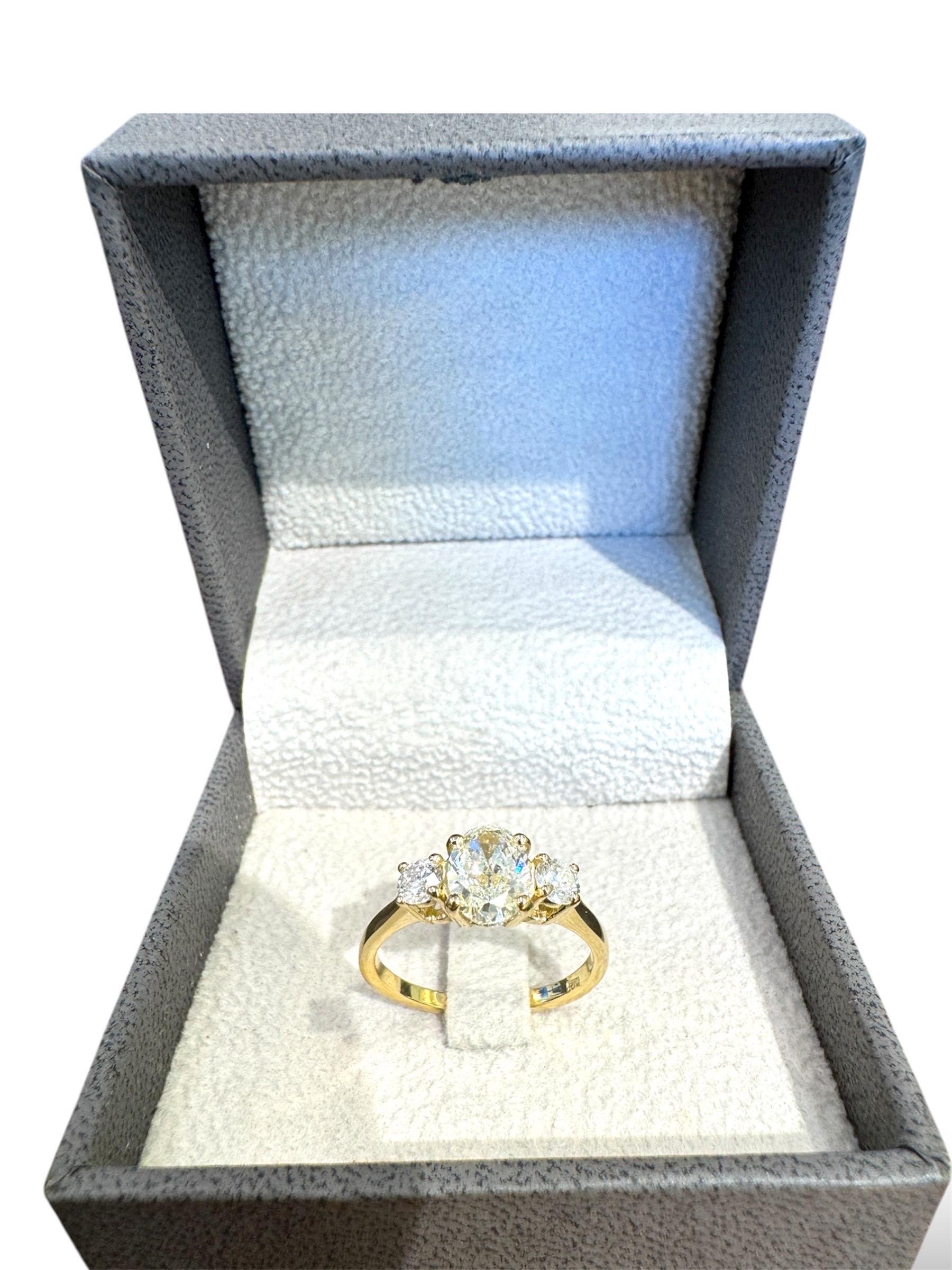 Bague à trois pierres en or jaune 14 carats, diamants ovales et ronds brillants de 1,61 carat Unisexe en vente