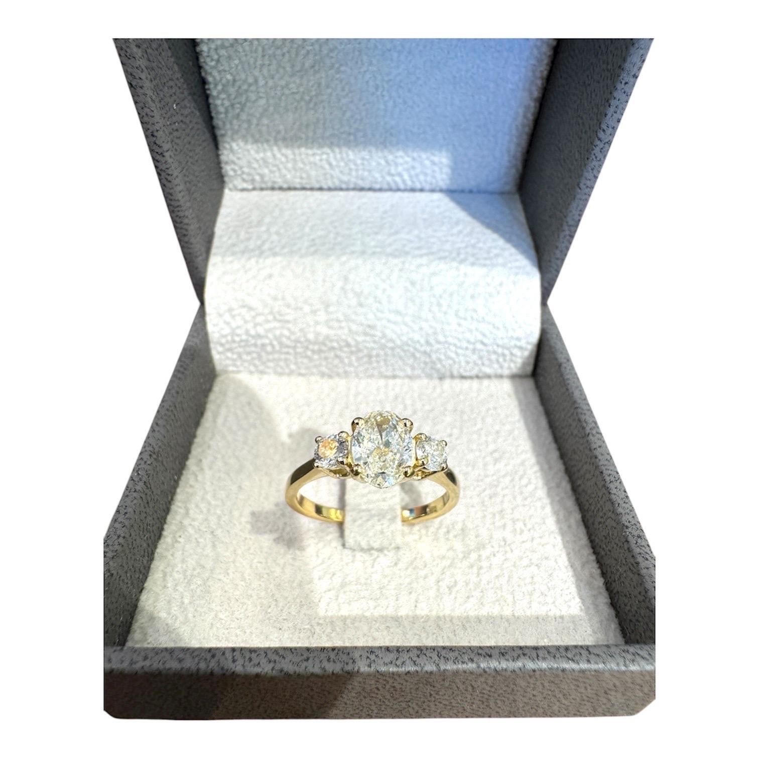 Bague à trois pierres en or jaune 14 carats, diamants ovales et ronds brillants de 1,61 carat en vente