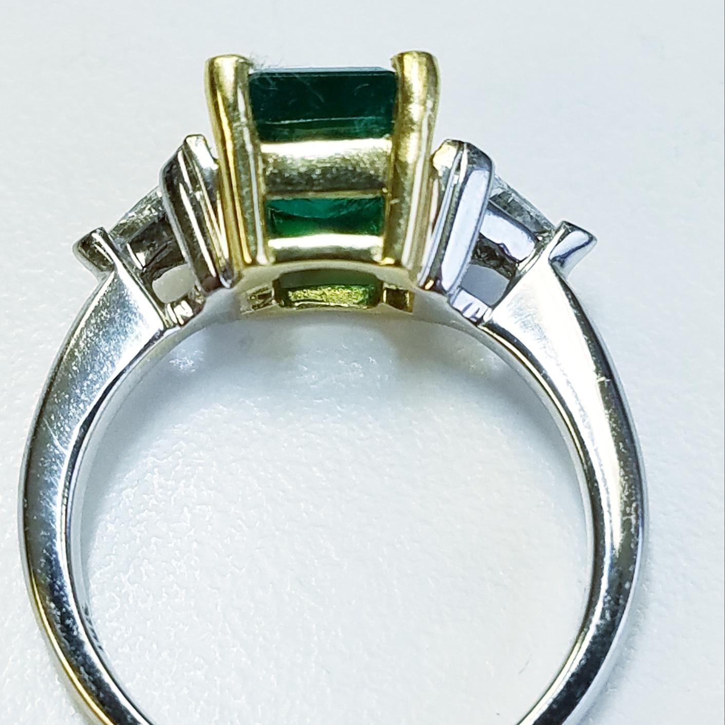 Three-Stone 18 Karat White Gold Emerald Cut Emerald and Diamond Ring (Zeitgenössisch)