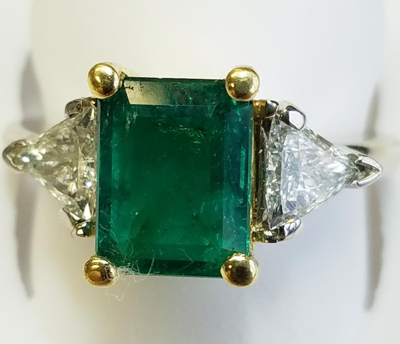 Three-Stone 18 Karat White Gold Emerald Cut Emerald and Diamond Ring (Smaragdschliff)