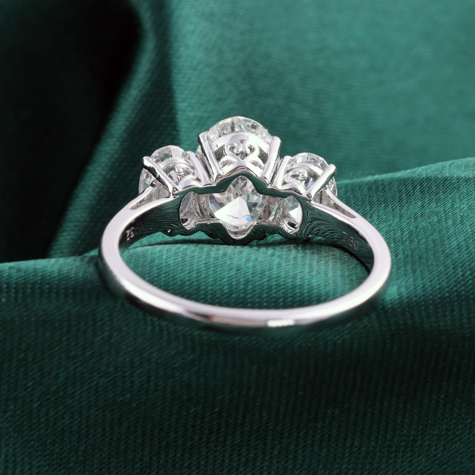 Im Angebot: Drei Stein 2.48Ct Oval zertifiziert Diamant Verlobungsring 18K Weißgold Schmuck () 4