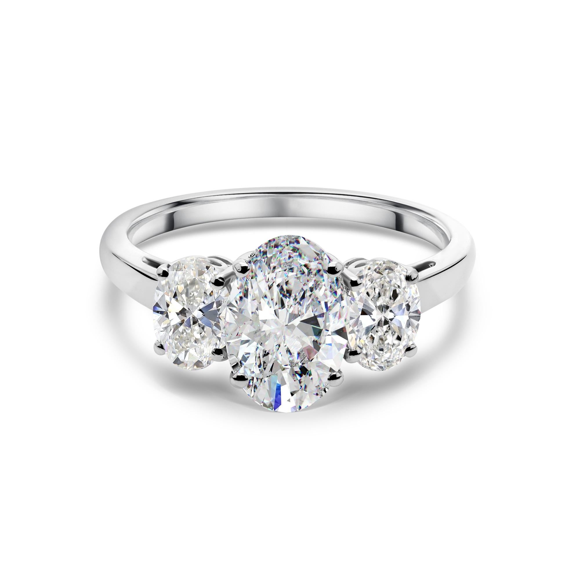 Im Angebot: Drei Stein 2.48Ct Oval zertifiziert Diamant Verlobungsring 18K Weißgold Schmuck () 5
