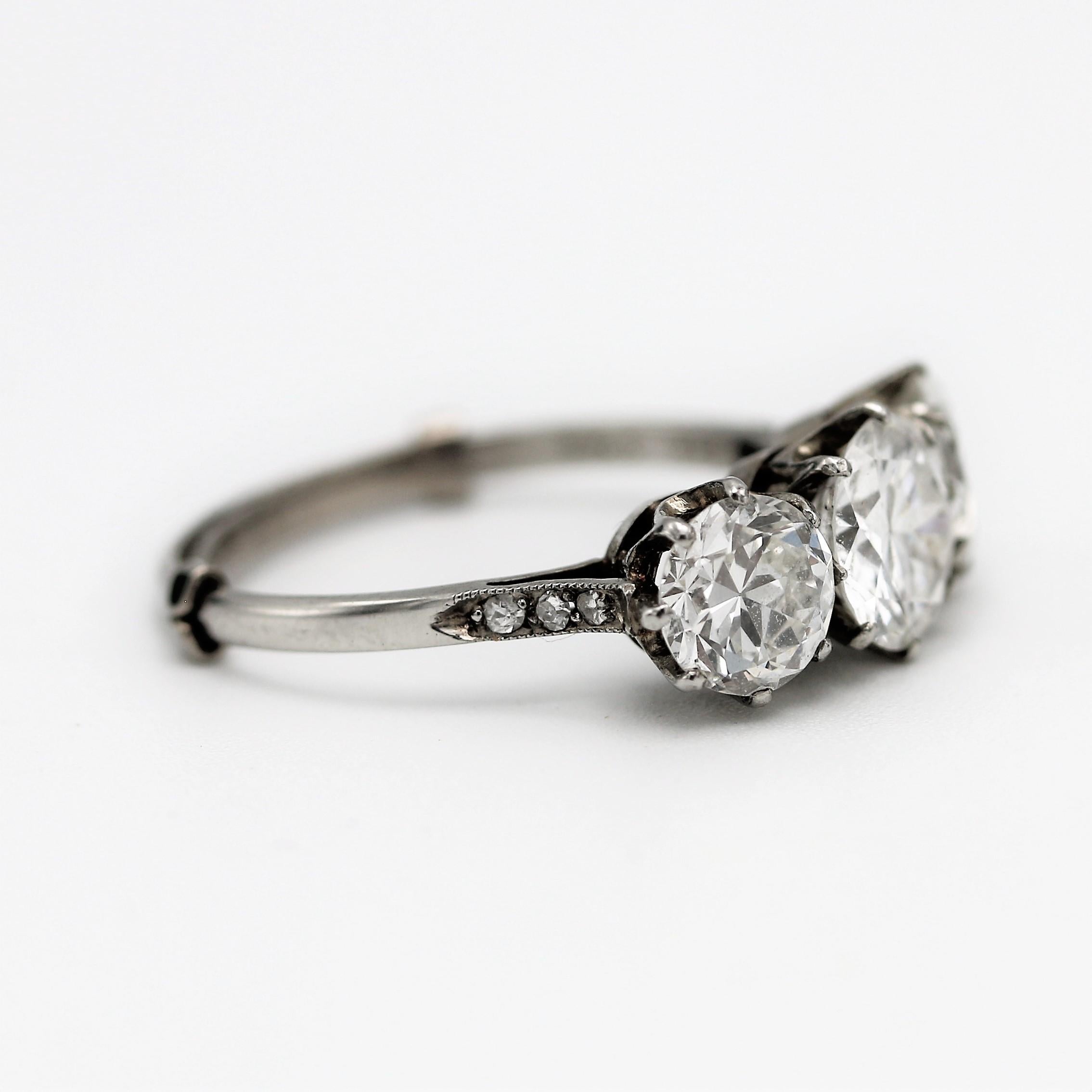 Verlobungsring mit drei Steinen, 2,6 Karat Diamant im Übergangsschliff, um 1940 Damen im Angebot