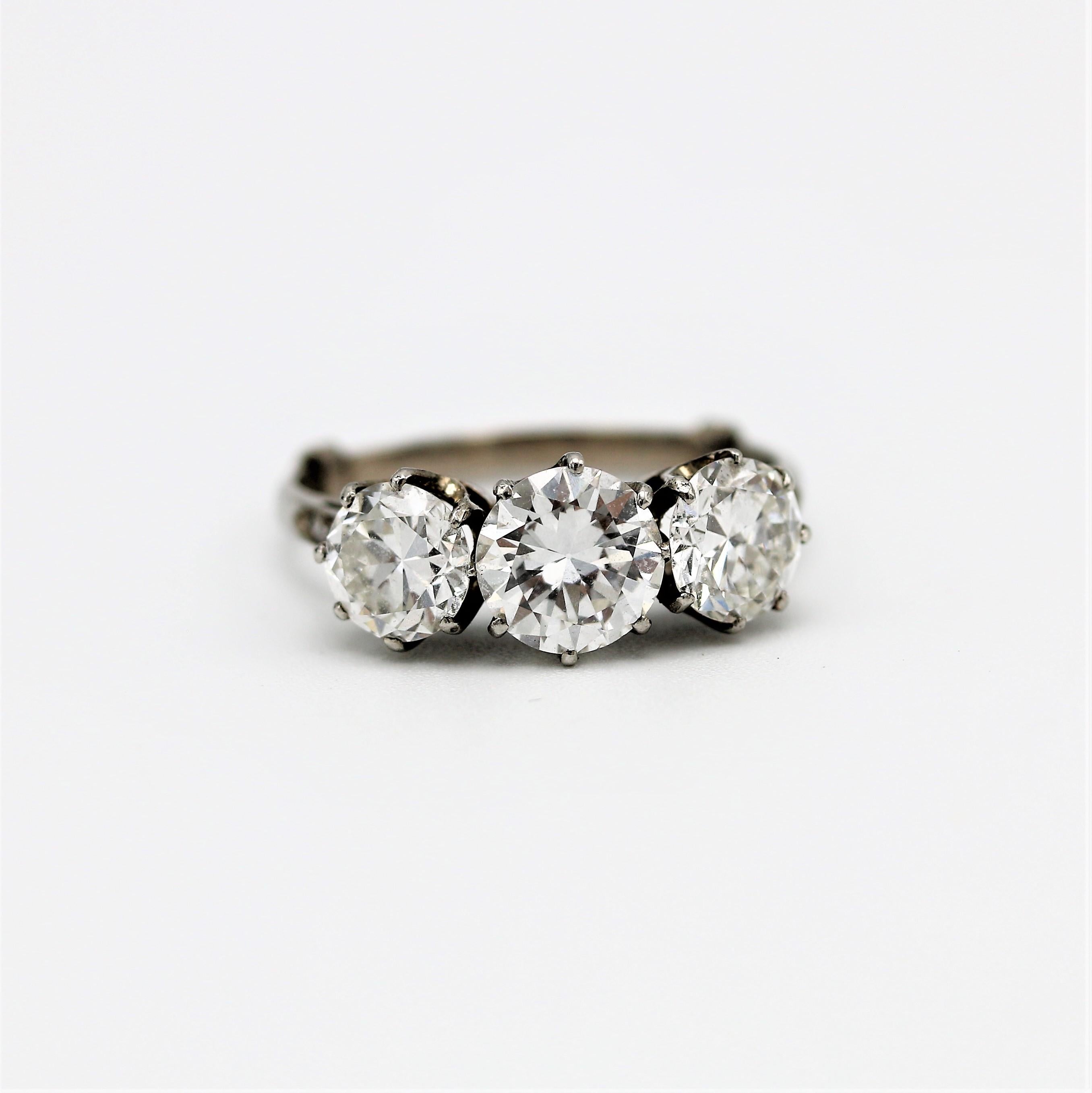 Three stone 2.6 carat transitional cut diamond engagement ring, circa 1940 In Good Condition For Sale In Malmö, SE