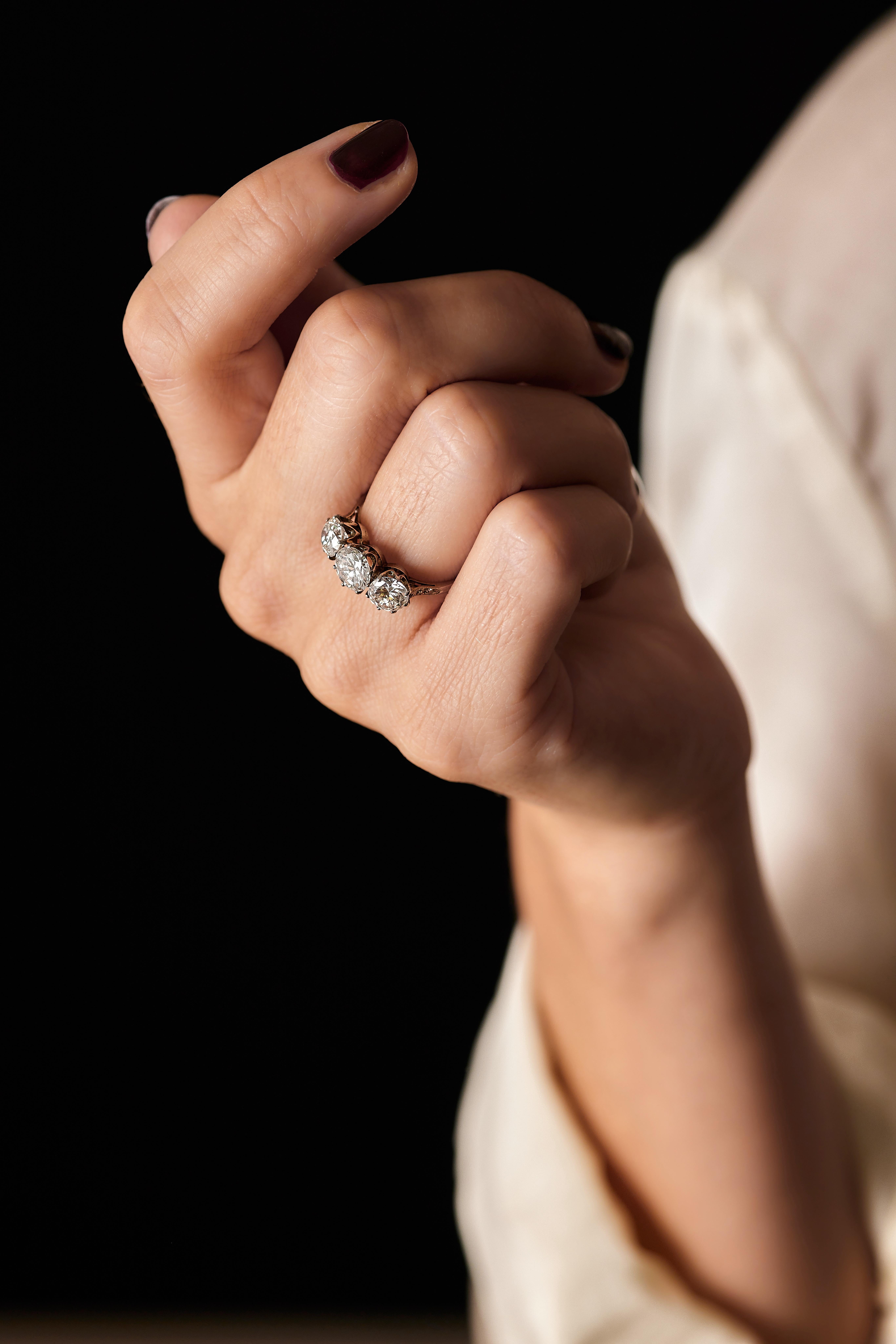 Anello di fidanzamento con tre pietre di 2,6 carati con diamante a taglio transitorio, circa 1940 in vendita 2