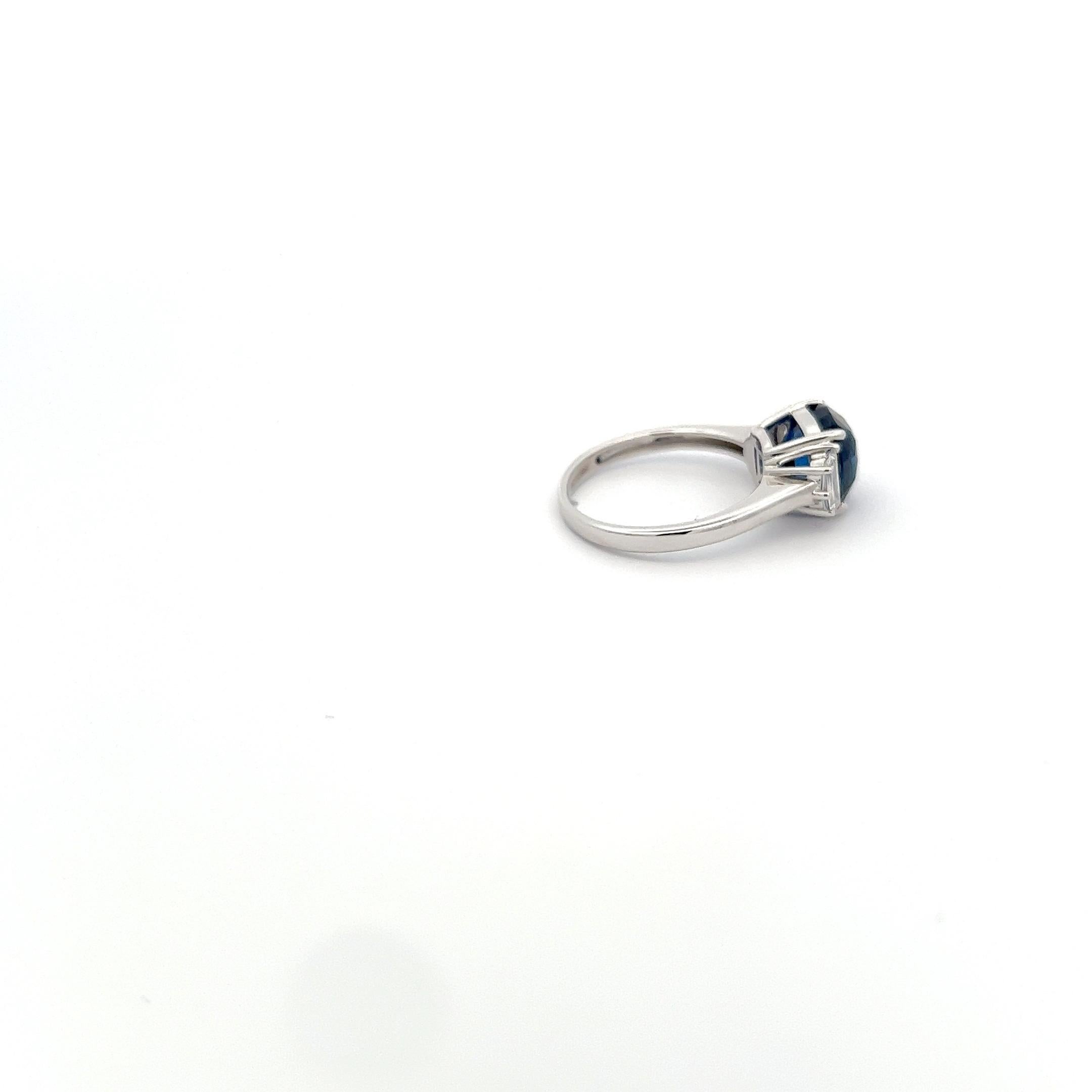 Dreistein-Ring mit 4 Karat Saphiren im Zustand „Neu“ in New York, NY