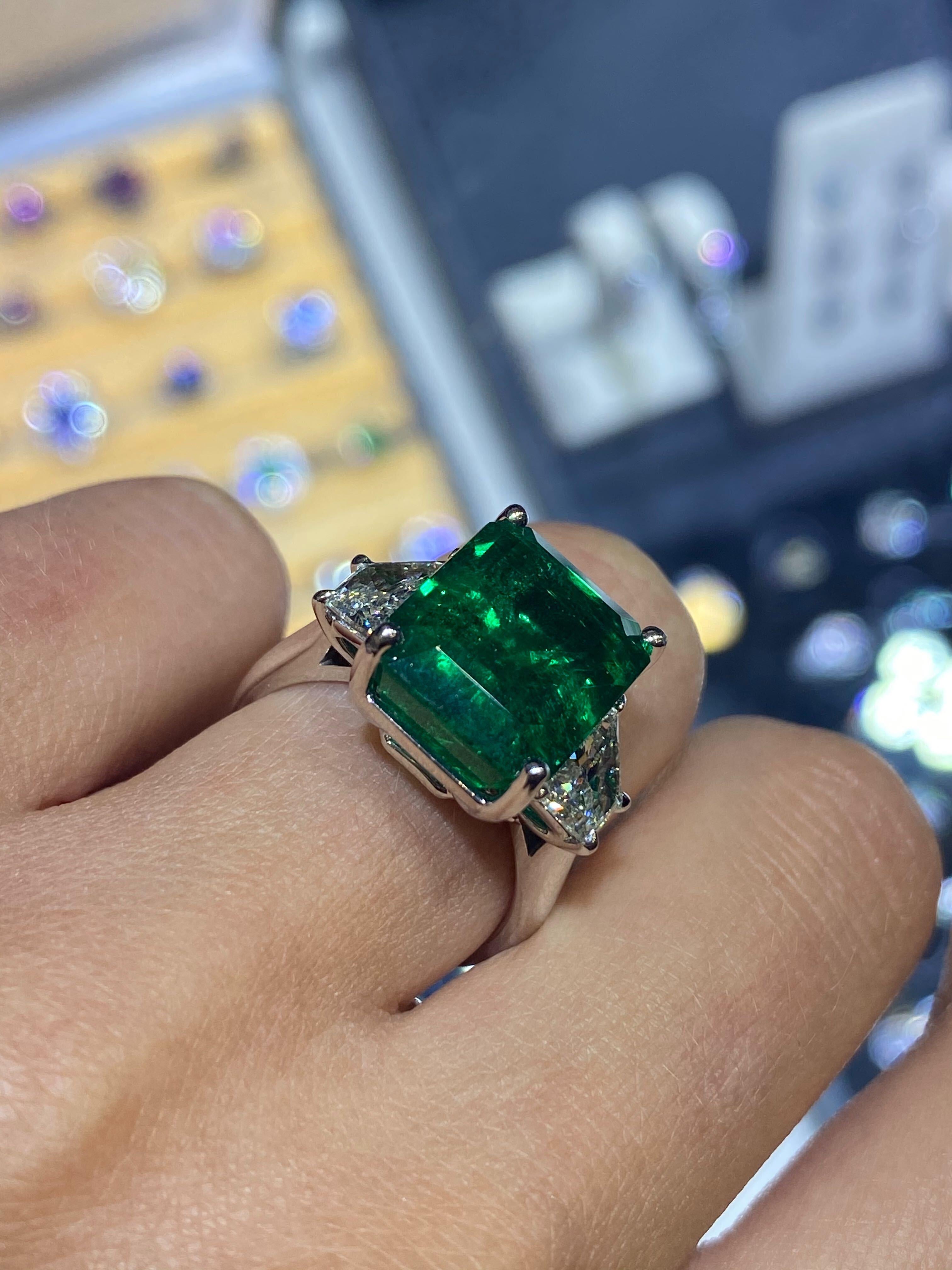 Three-Stone 9.39 Carat Emerald Diamond Handmade Ring 18 Karat White Gold 2