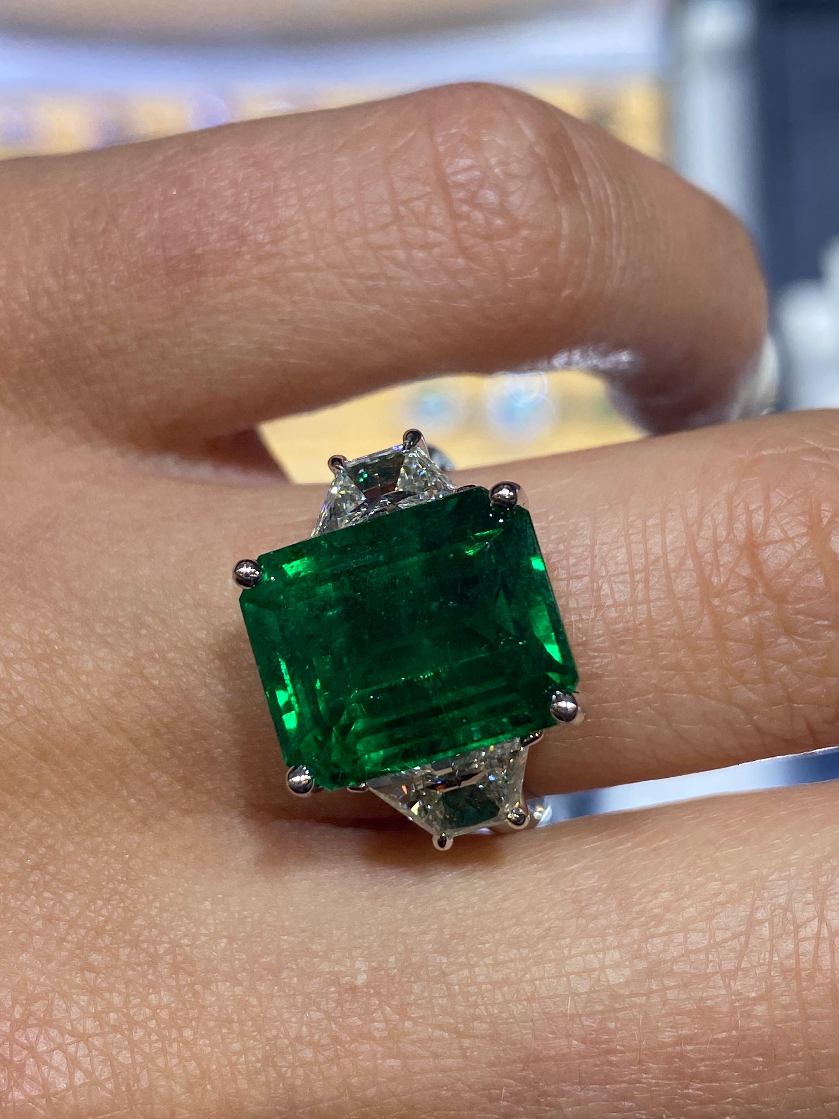 Three-Stone 9.39 Carat Emerald Diamond Handmade Ring 18 Karat White Gold 4