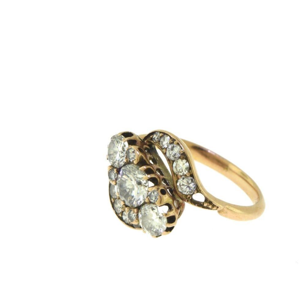 Taglio rotondo Anello in oro rosa con accenti di tre pietre e turbinio di diamanti in vendita