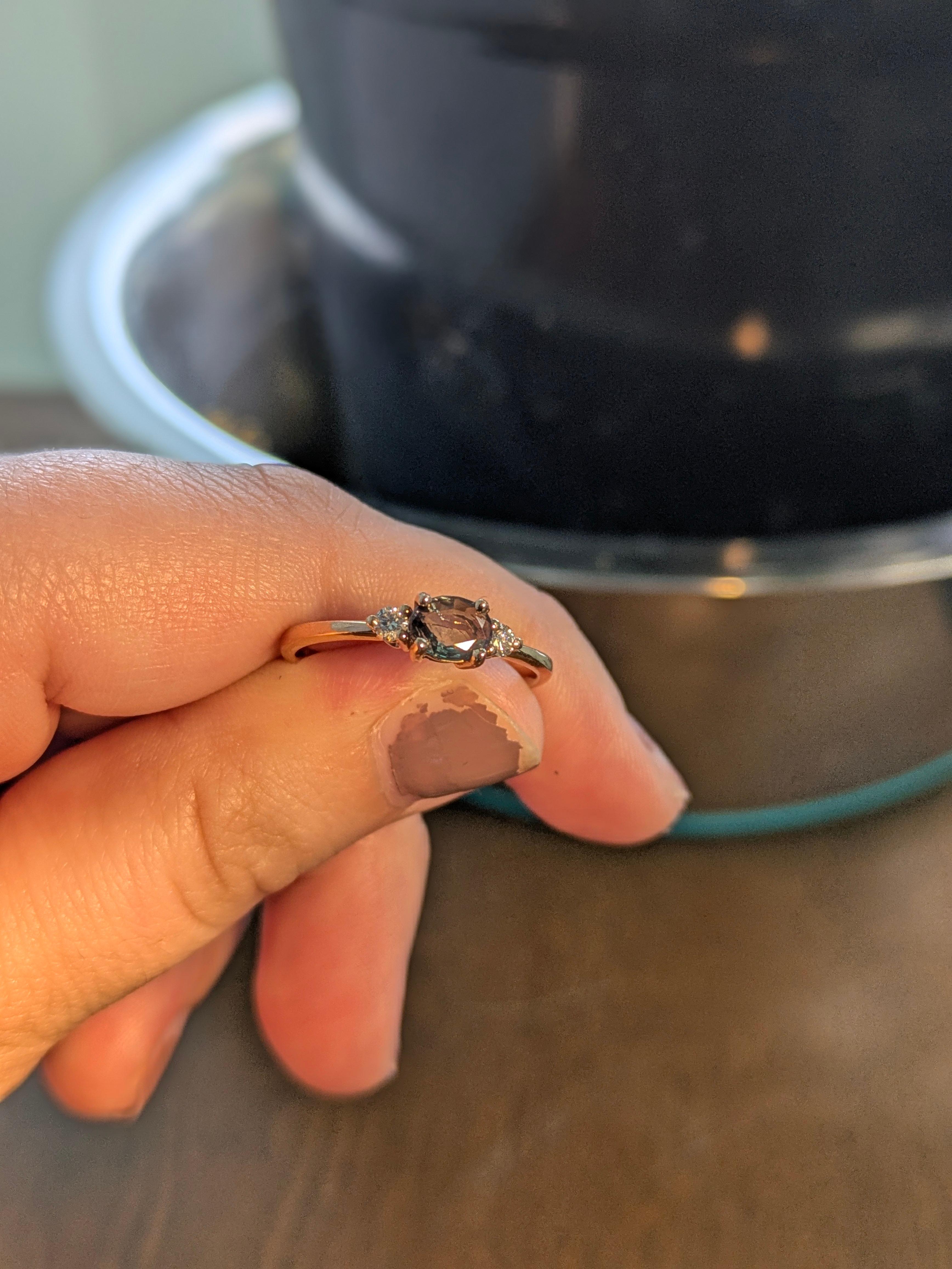 Anillo de tres piedras de alejandrita y diamante natural en oro rosa macizo de 14 quilates Moderno en venta