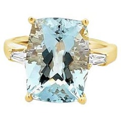 Anillo de tres piedras con aguamarina de 6,75 t y diamante baguette de 0,20 t en oro amarillo de 14k