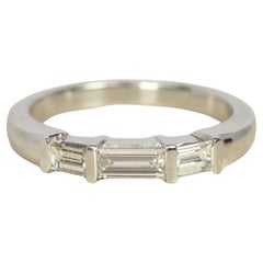 Alliance de mariage en platine sertie de diamants baguettes à trois pierres