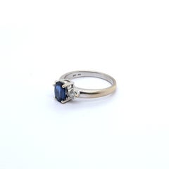 Dreisteiniger Ring mit blauem, ovalem GIA-Saphir und Diamanten aus 18-karätigem Weißgold – Größe 6,75