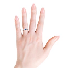 Anillo de compromiso de platino con tres zafiros azules y diamantes