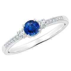 Anillo de compromiso de platino con tres zafiros azules y diamantes