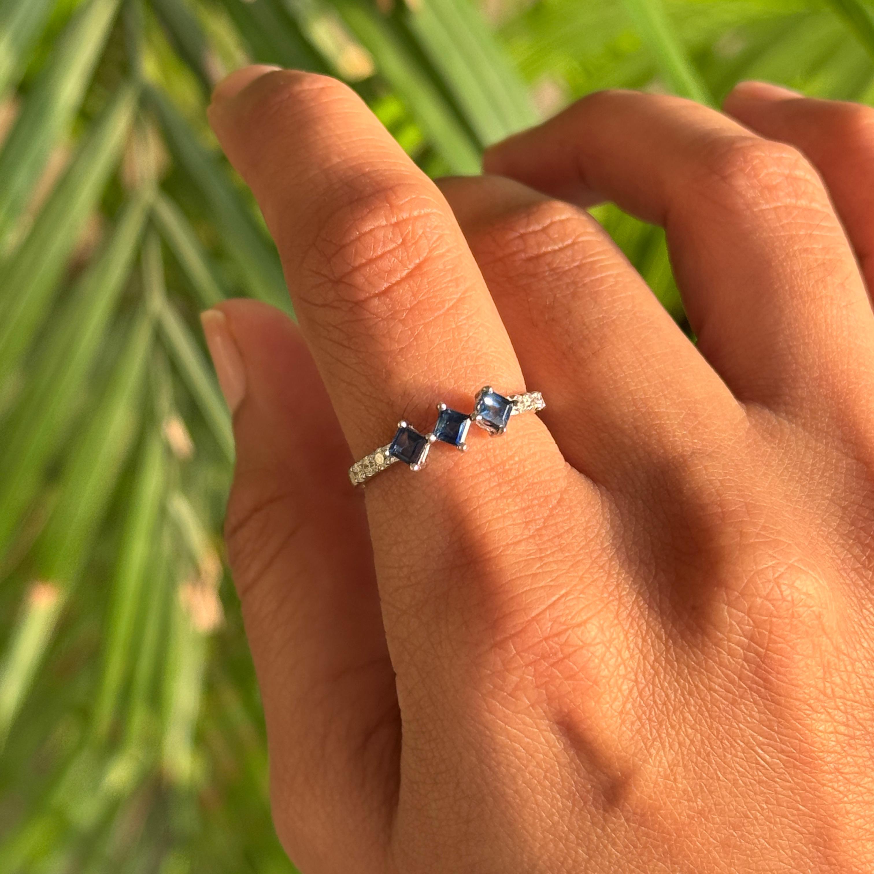 in vendita:  Anello di fidanzamento a tre pietre con diamante e zaffiro blu in oro bianco massiccio 14 carati 11