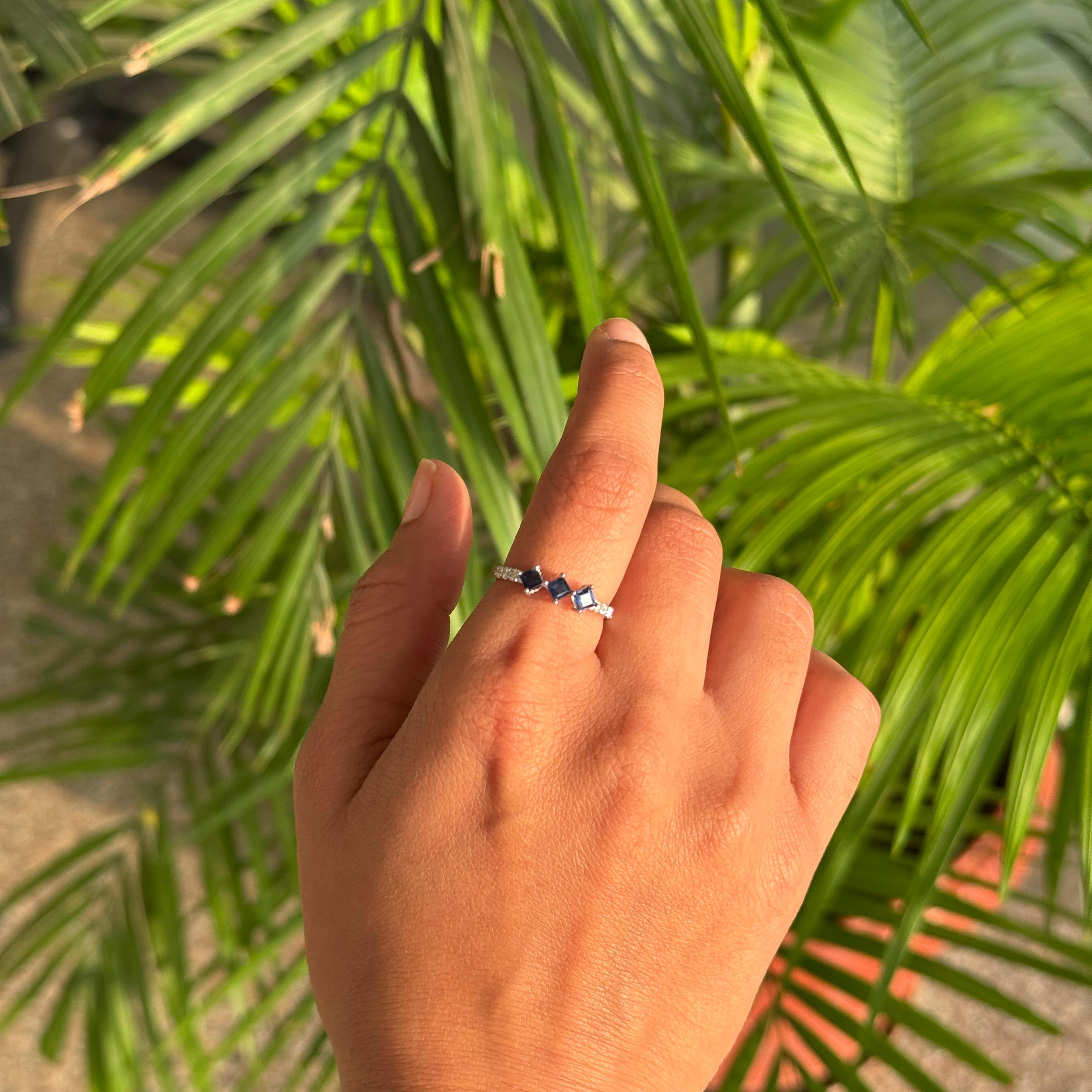 in vendita:  Anello di fidanzamento a tre pietre con diamante e zaffiro blu in oro bianco massiccio 14 carati 9